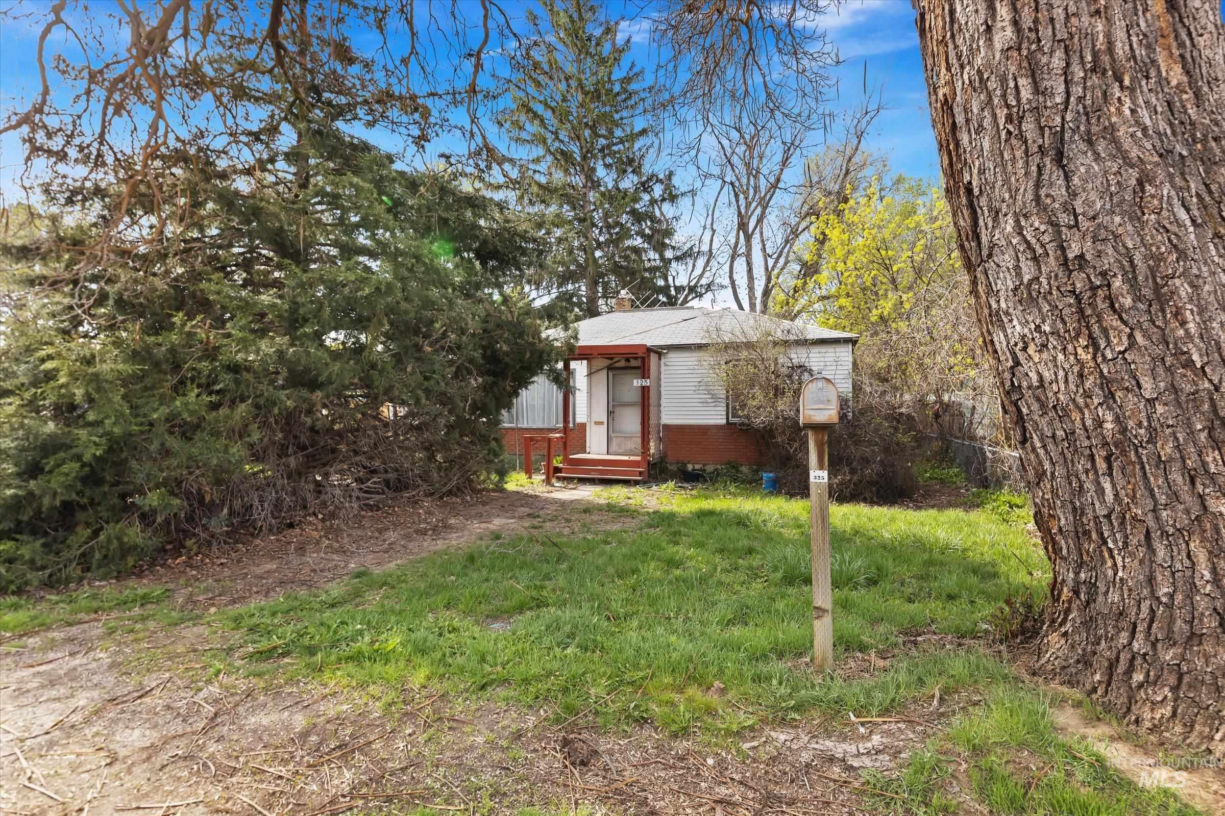 325 W Howe St Property Photo