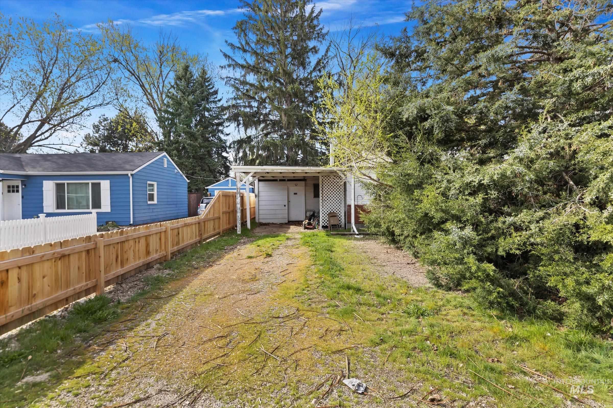 325 W Howe St Property Photo 3