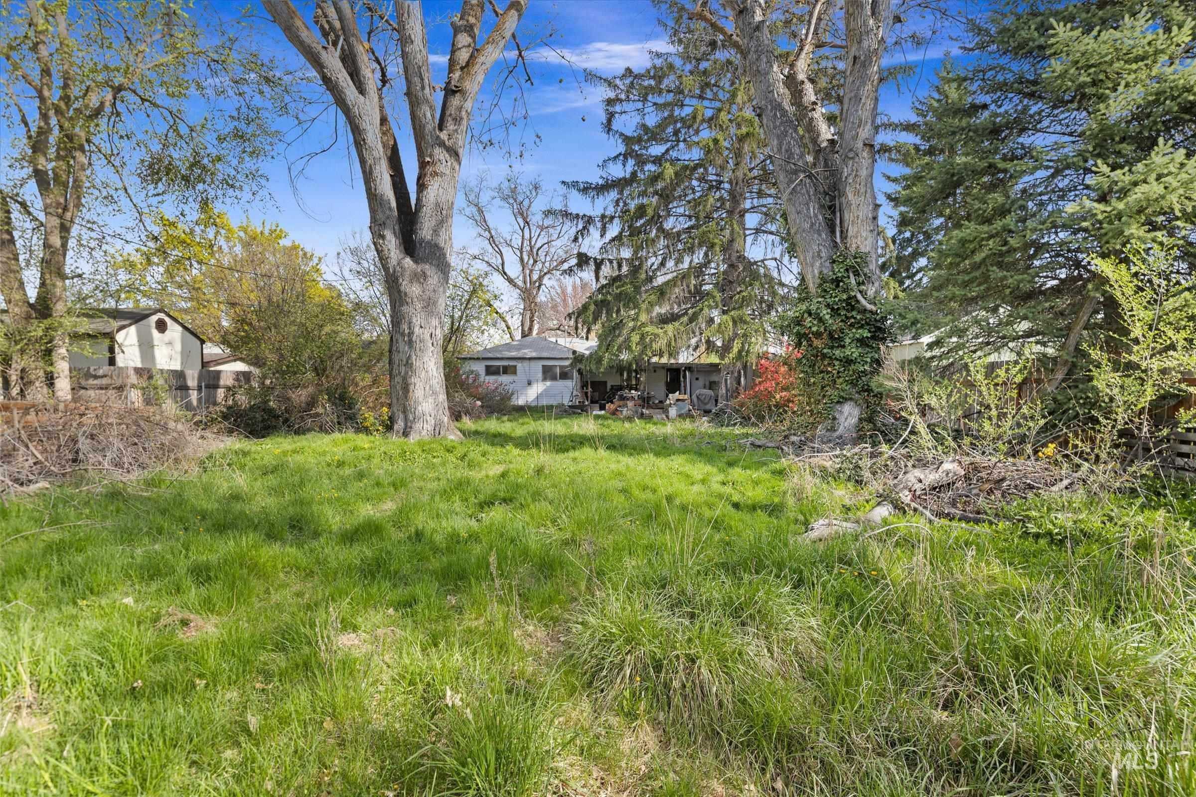 325 W Howe St Property Photo 8