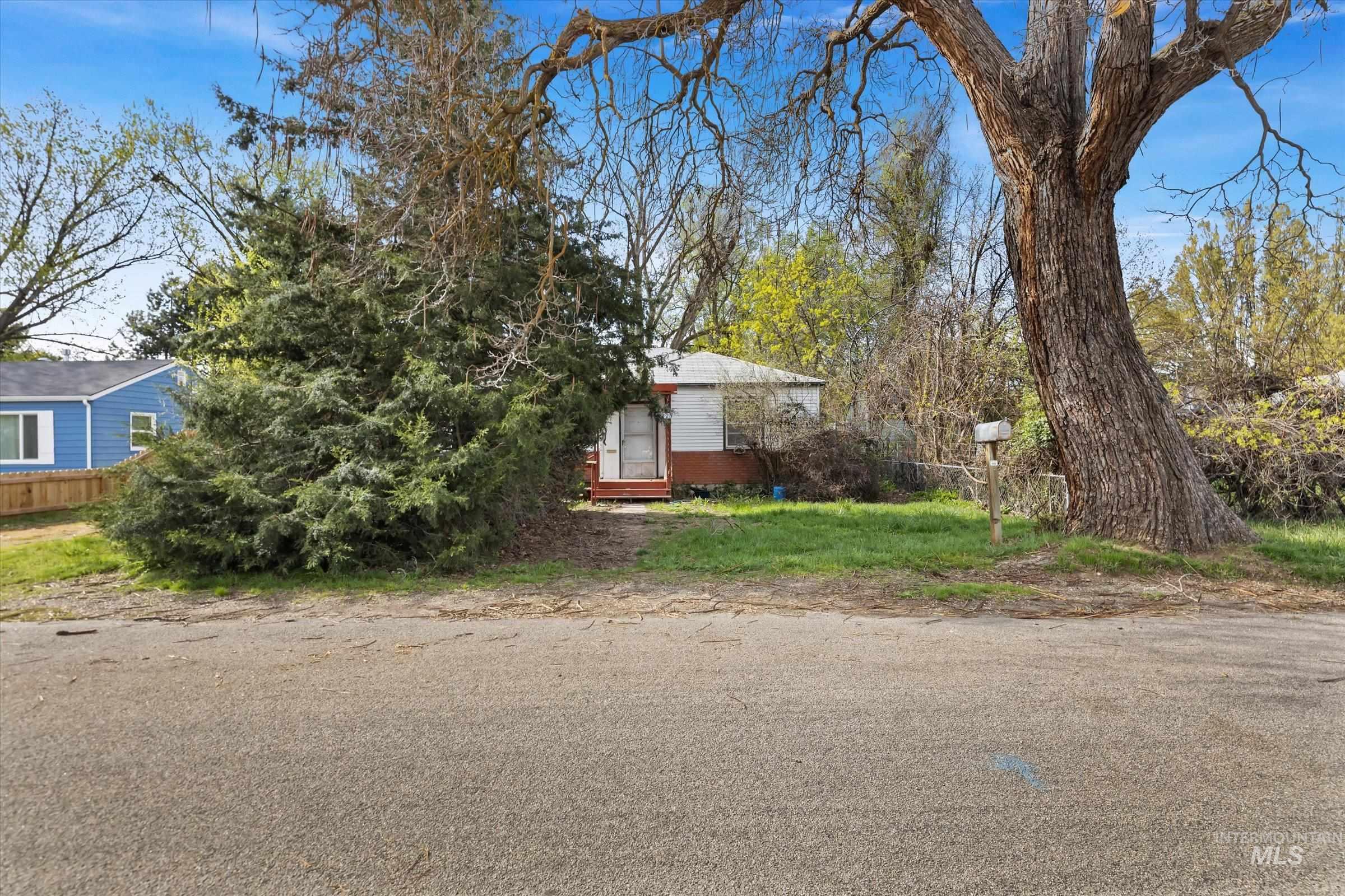 325 W Howe St Property Photo 11