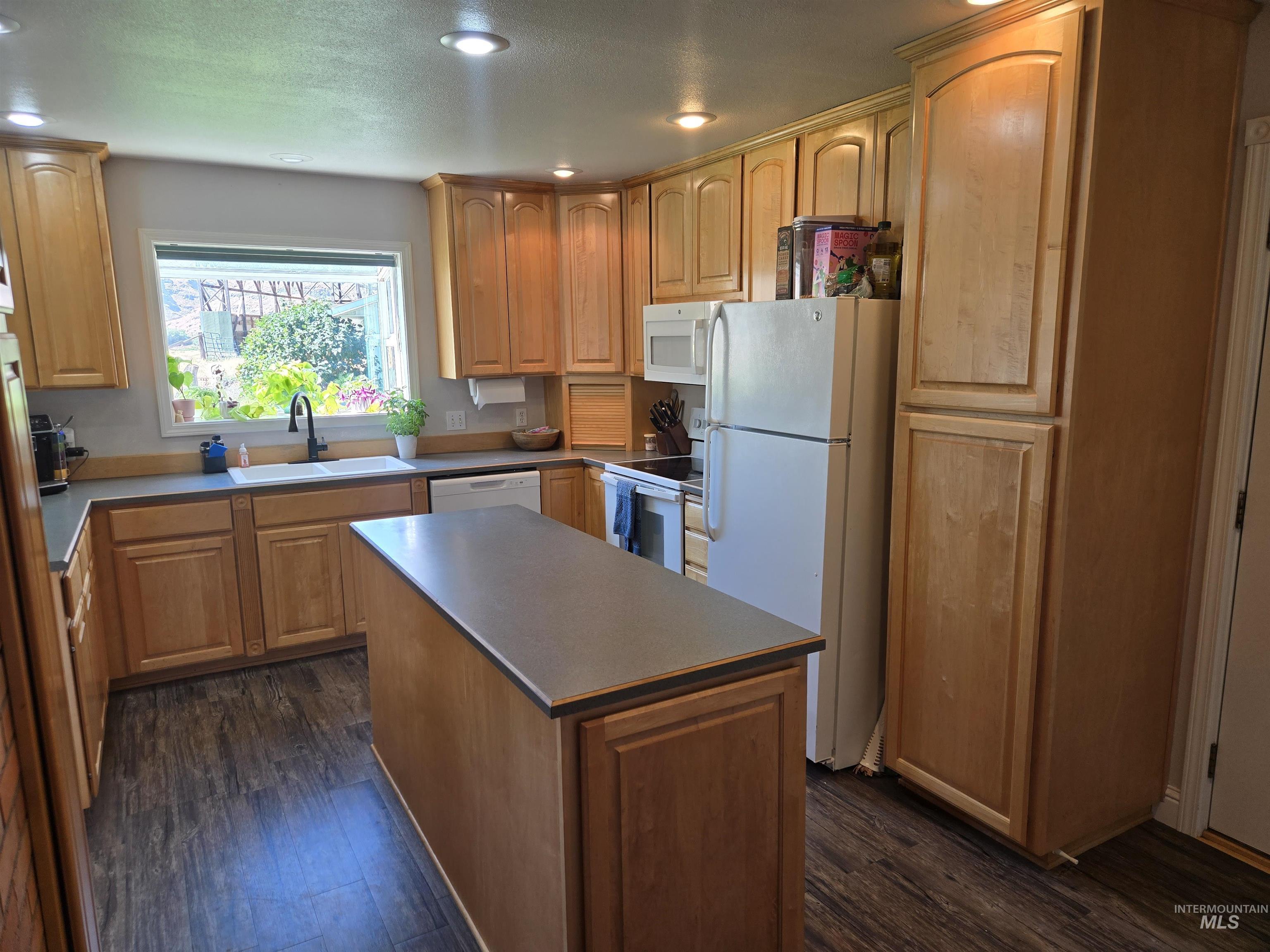 17082 Snake River Road Property Photo 2