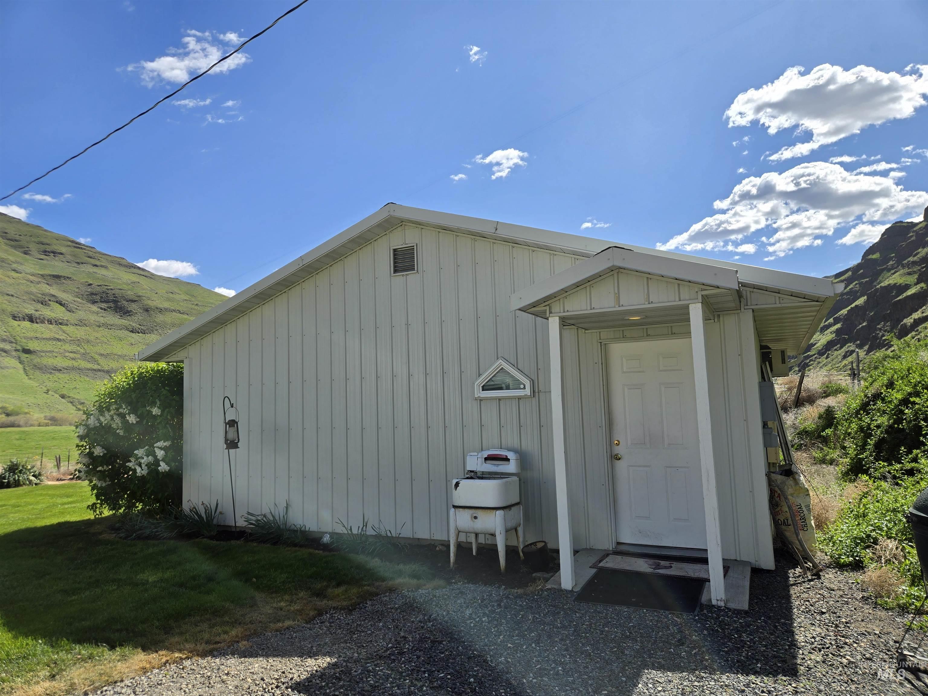 17082 Snake River Road Property Photo 15