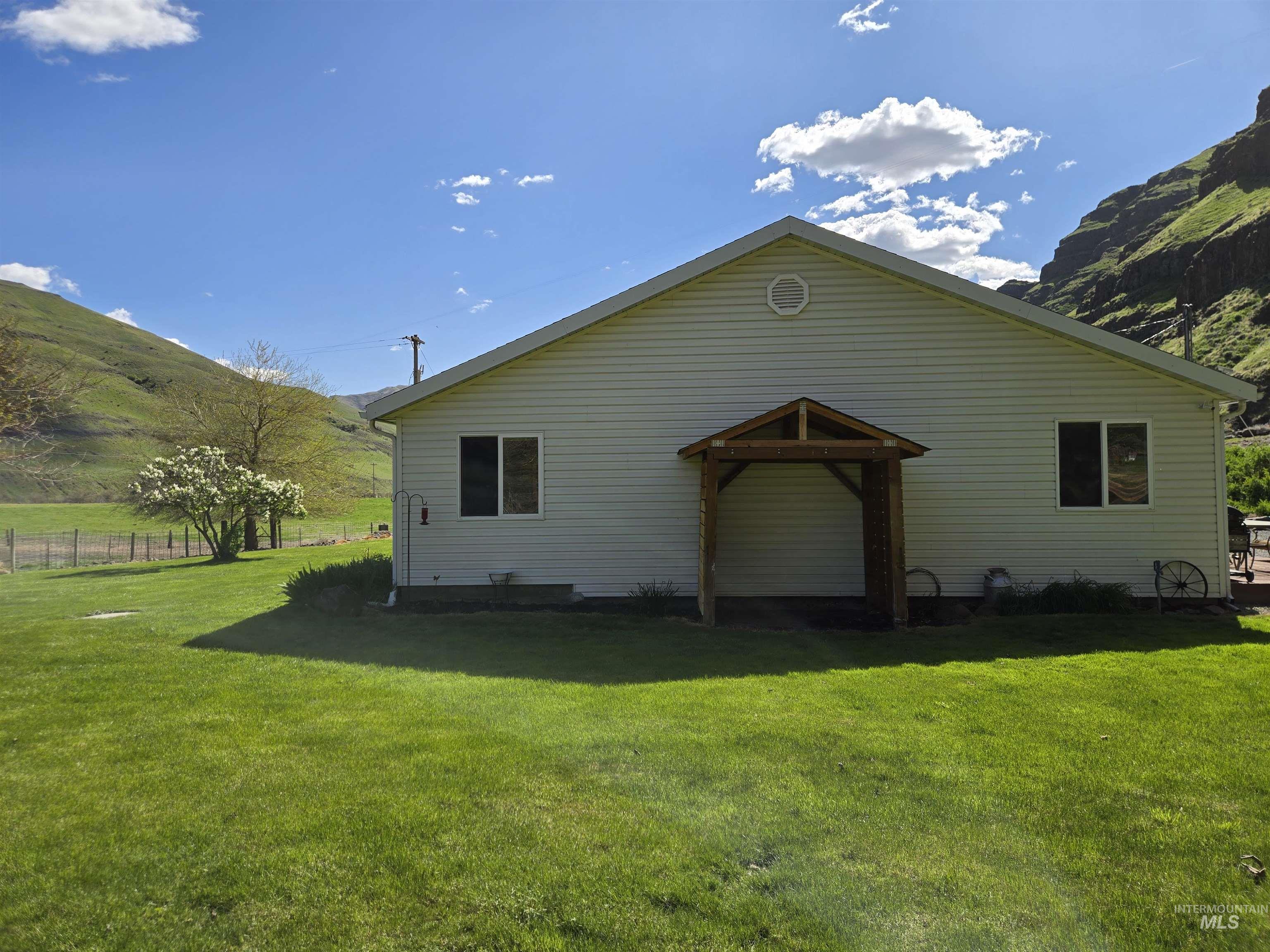 17082 Snake River Road Property Photo 22