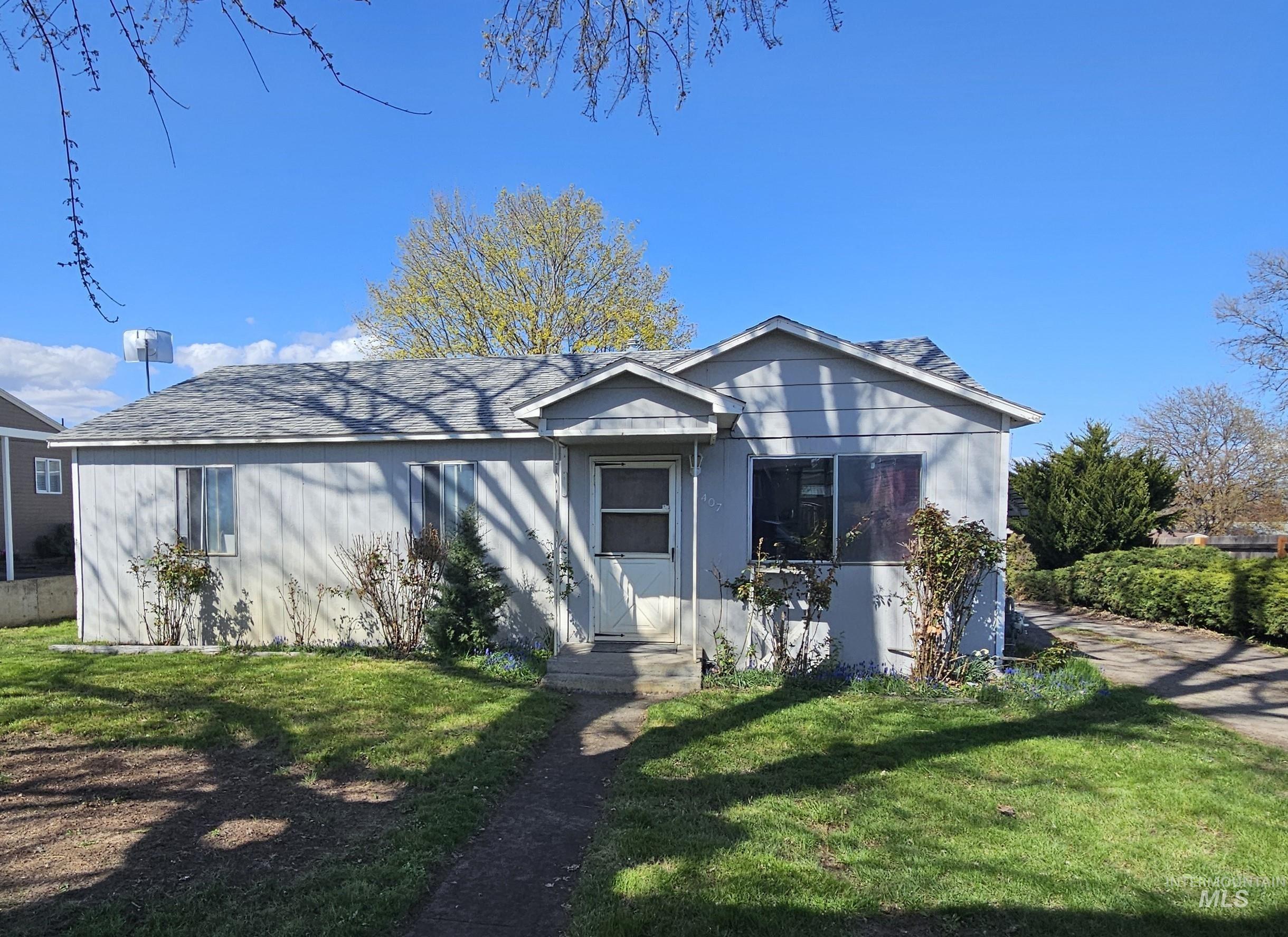 1407 & 1407 1/2 Burrell Ave Property Photo