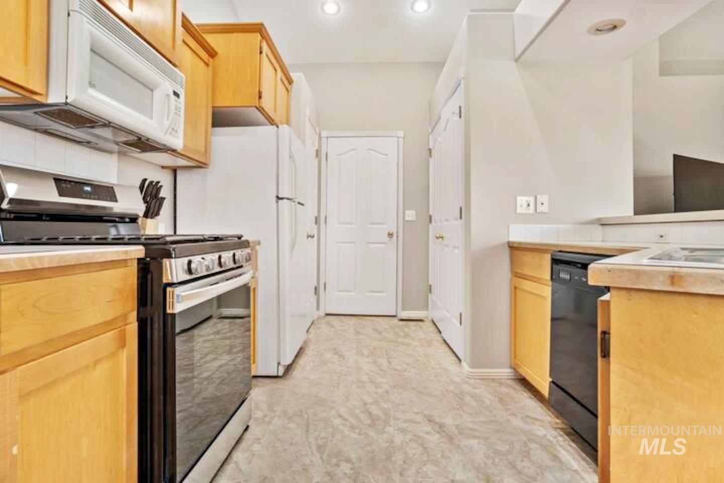 520 Arrowhead Dr Property Photo 4