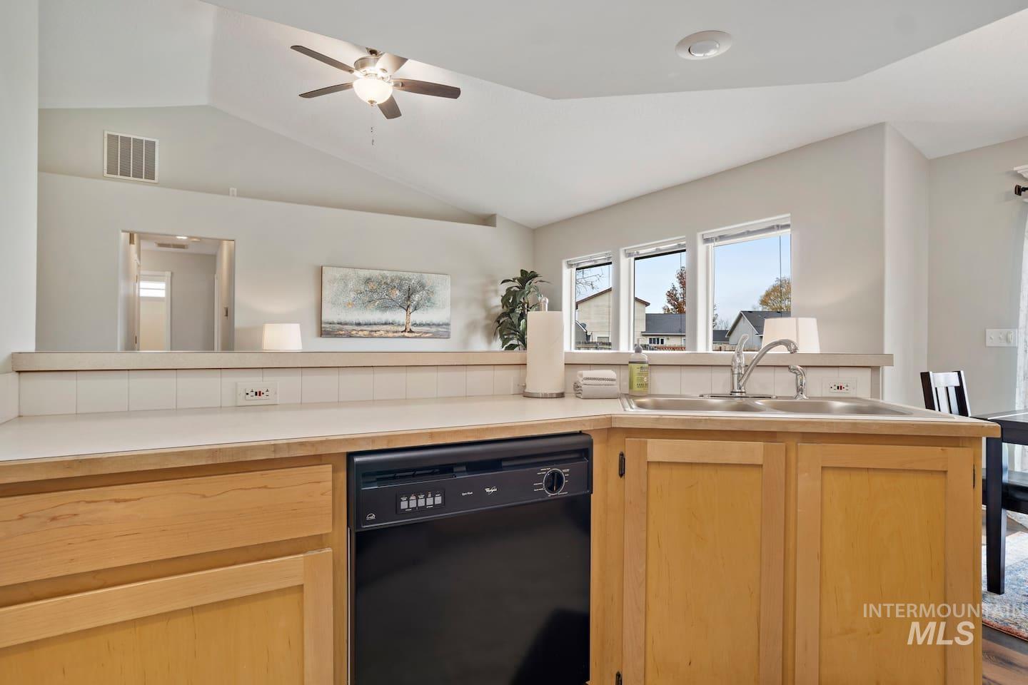 520 Arrowhead Dr Property Photo 5
