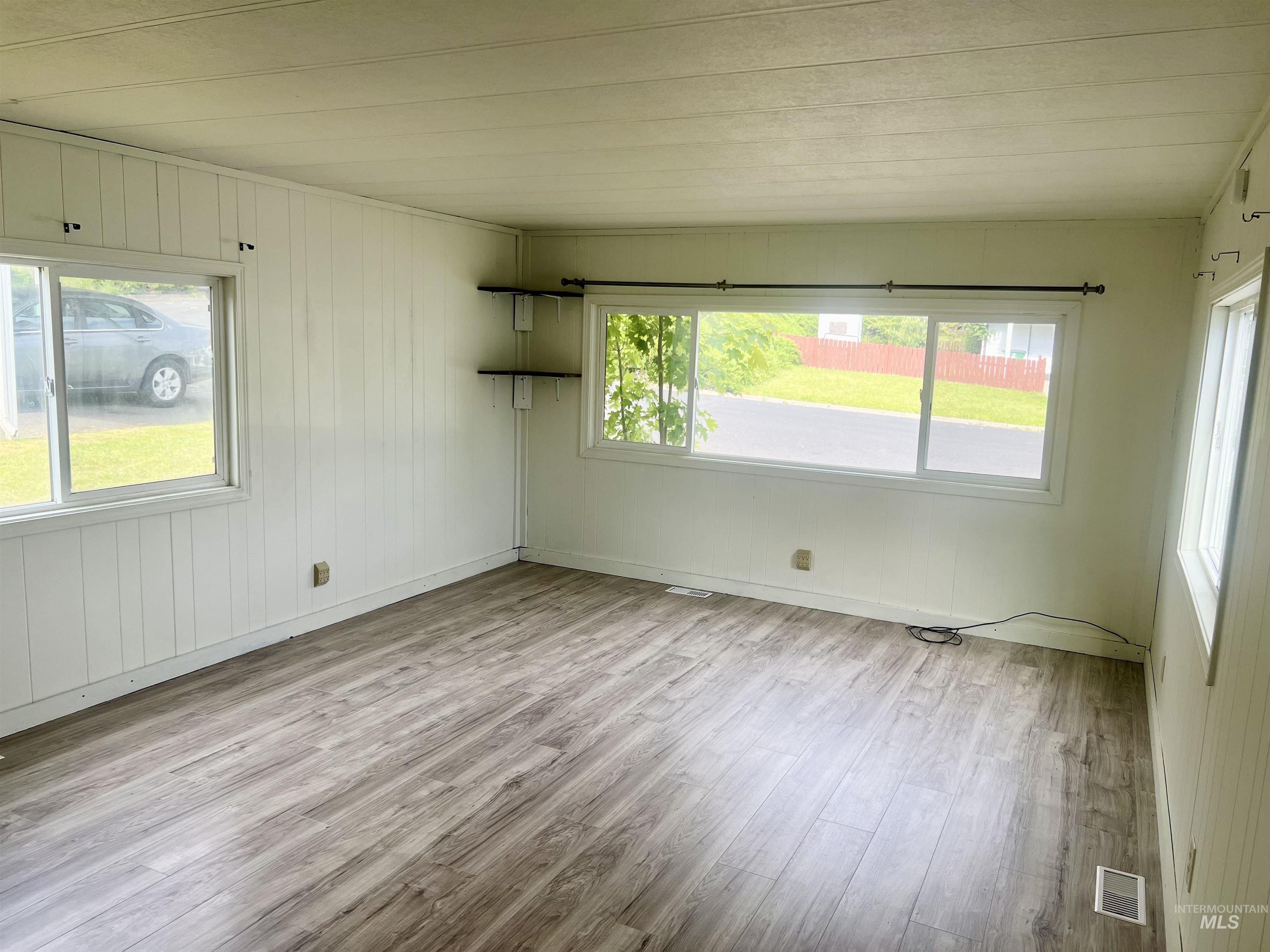 411 N Almon Property Photo 9