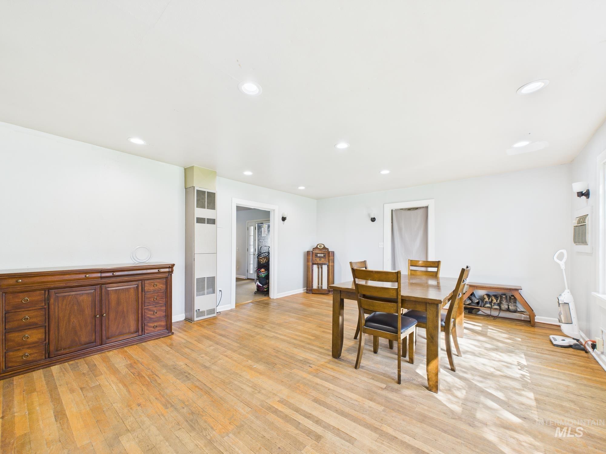 201 E 12th Street Property Photo 10