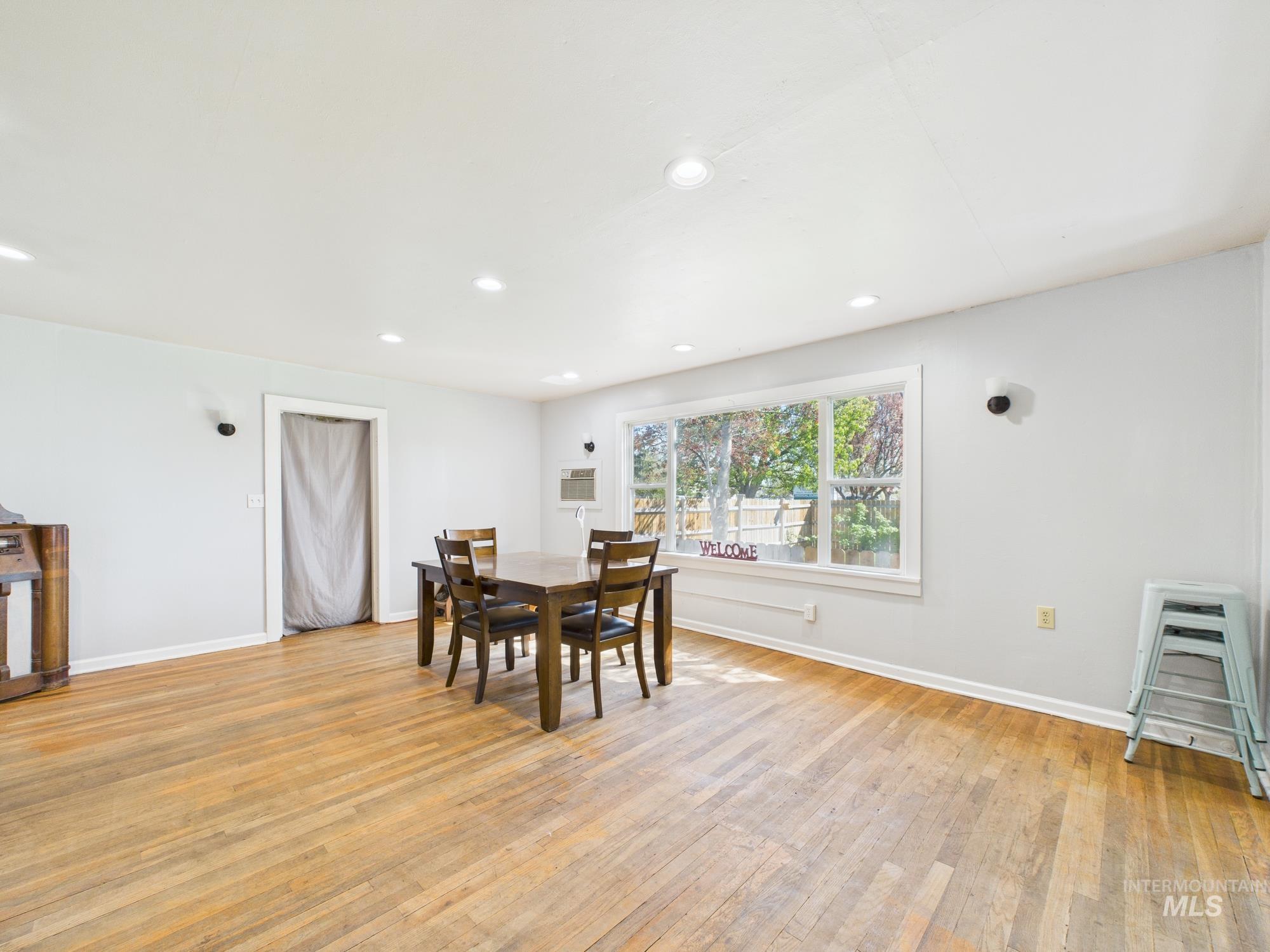 201 E 12th Street Property Photo 11