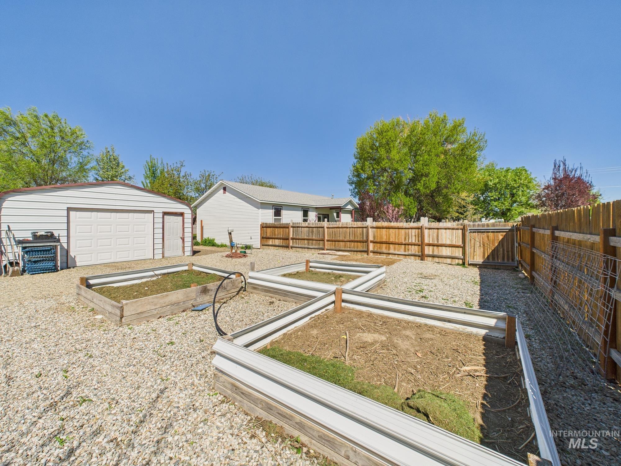 201 E 12th Street Property Photo 44