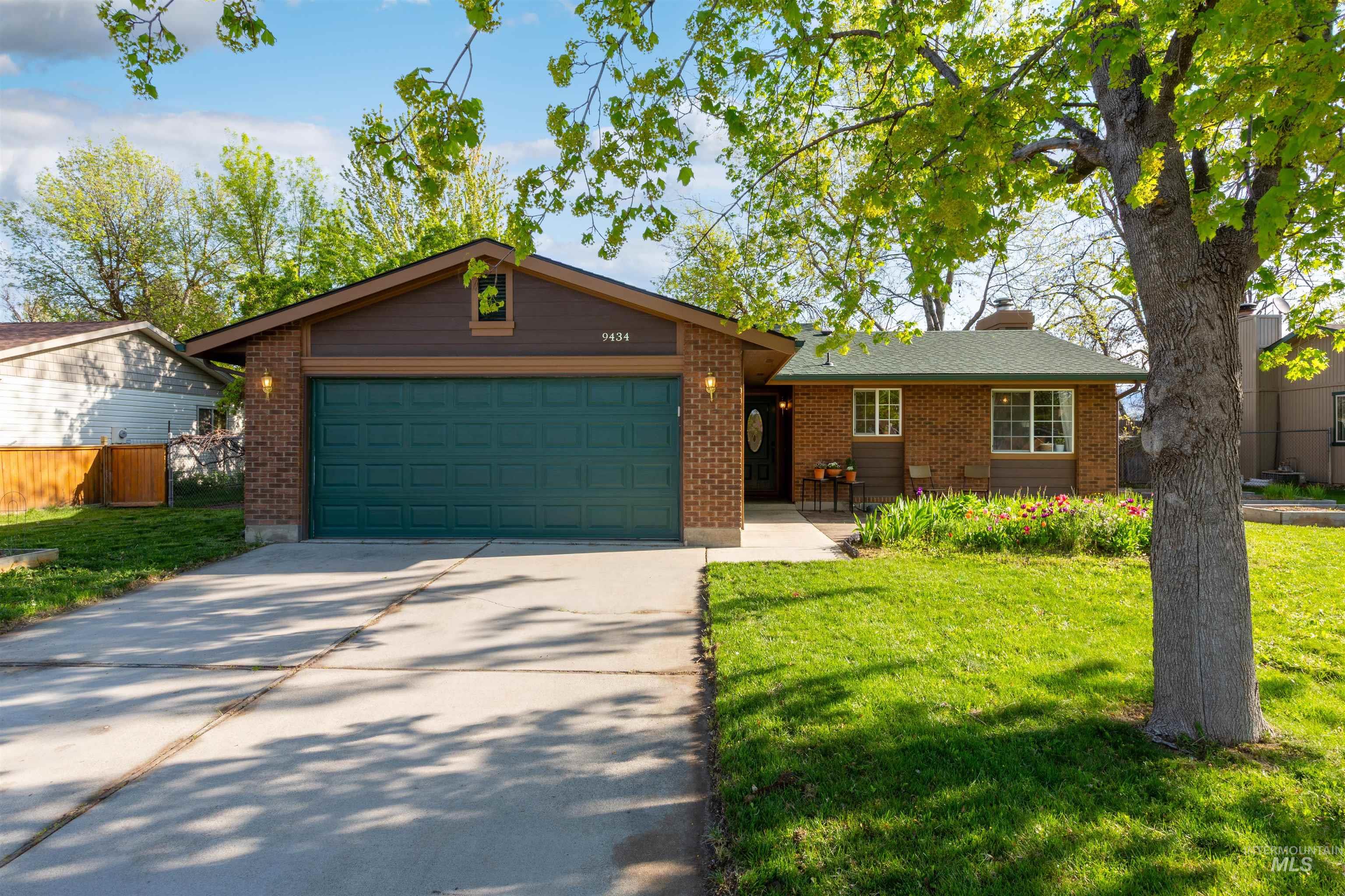 9434 W Marigold St Property Photo
