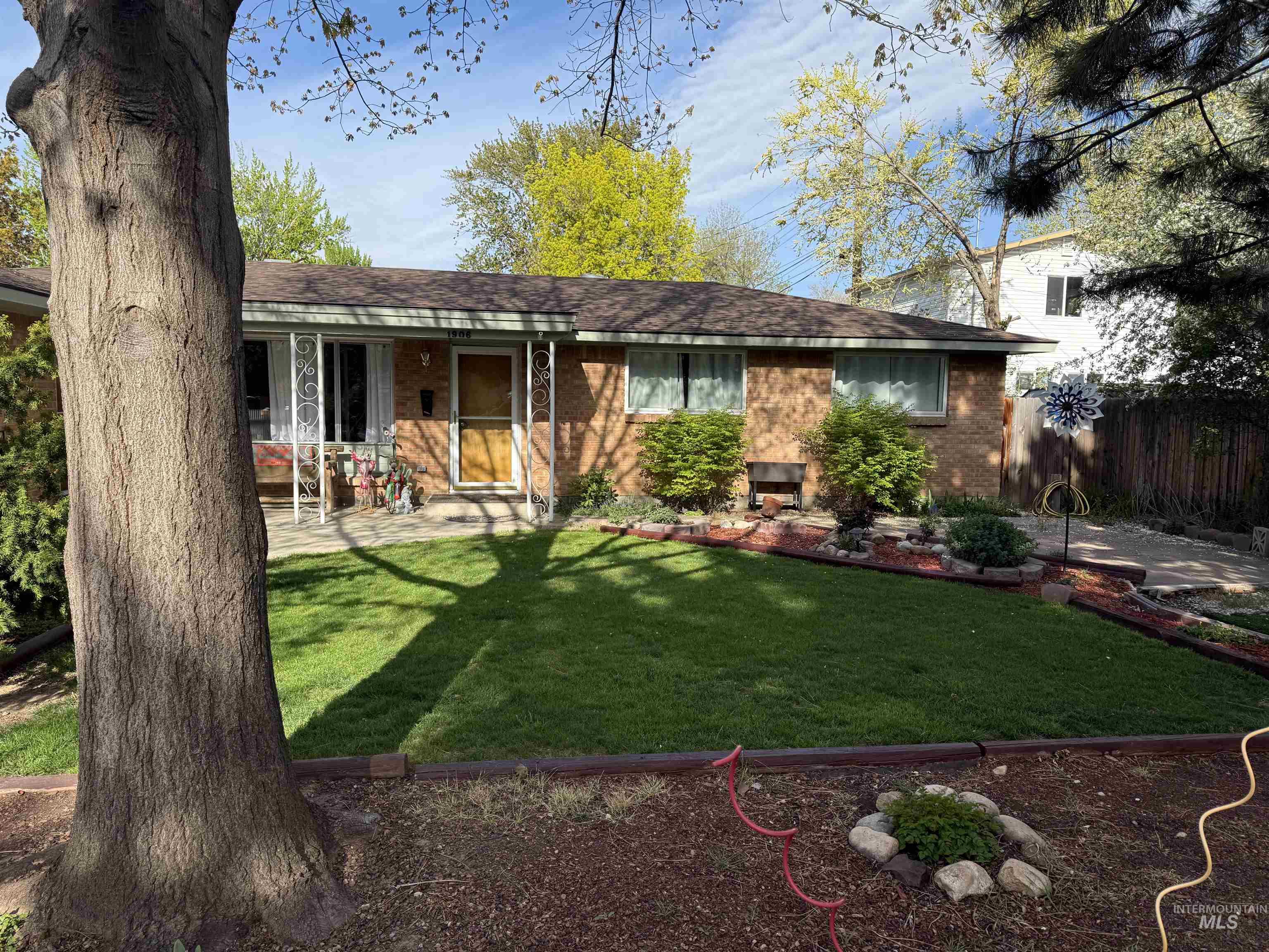 1906 W Cataldo Property Photo