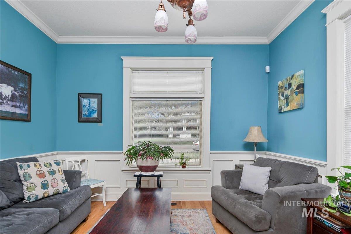 1010 W Hays St Property Photo 8