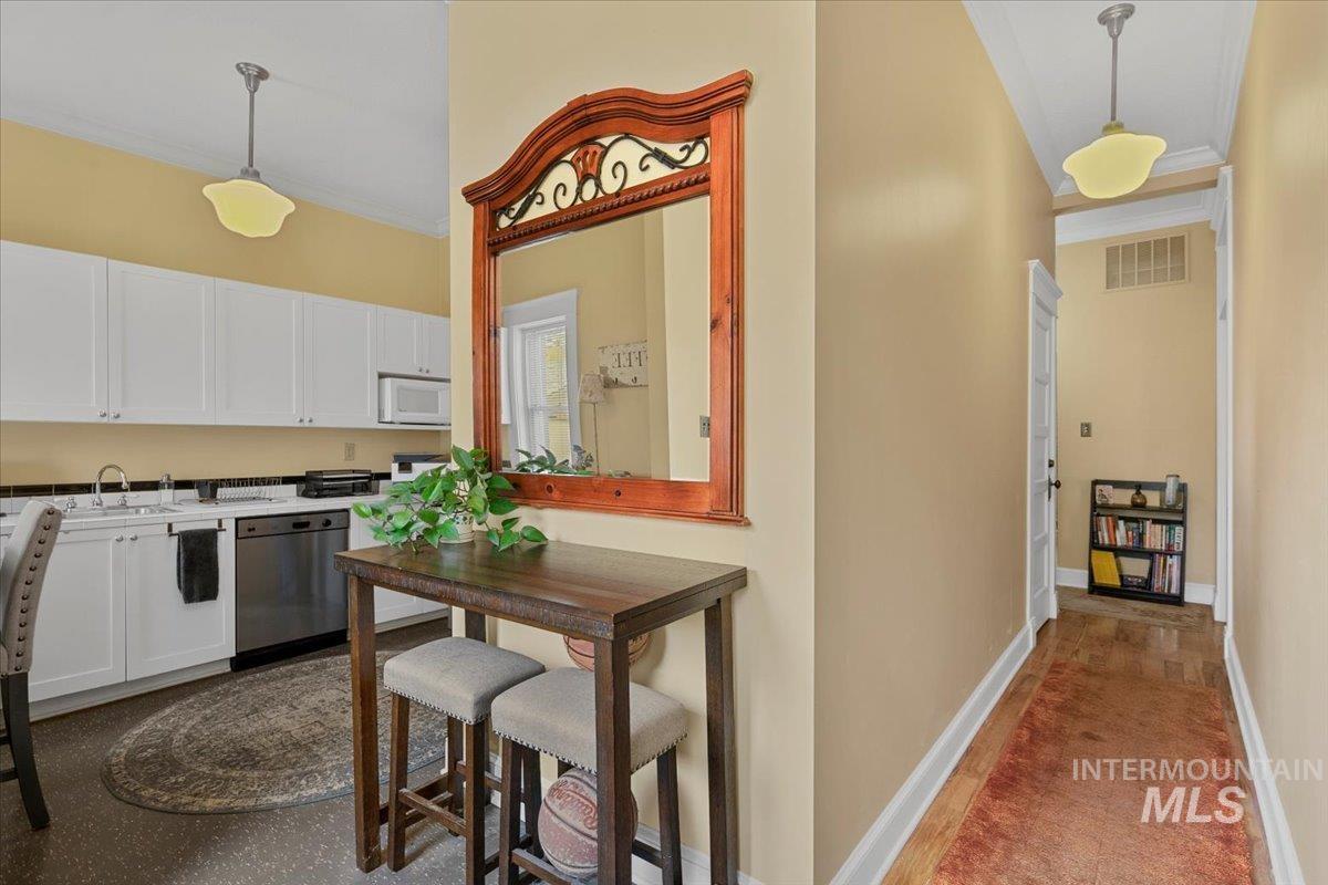 1010 W Hays St Property Photo 14