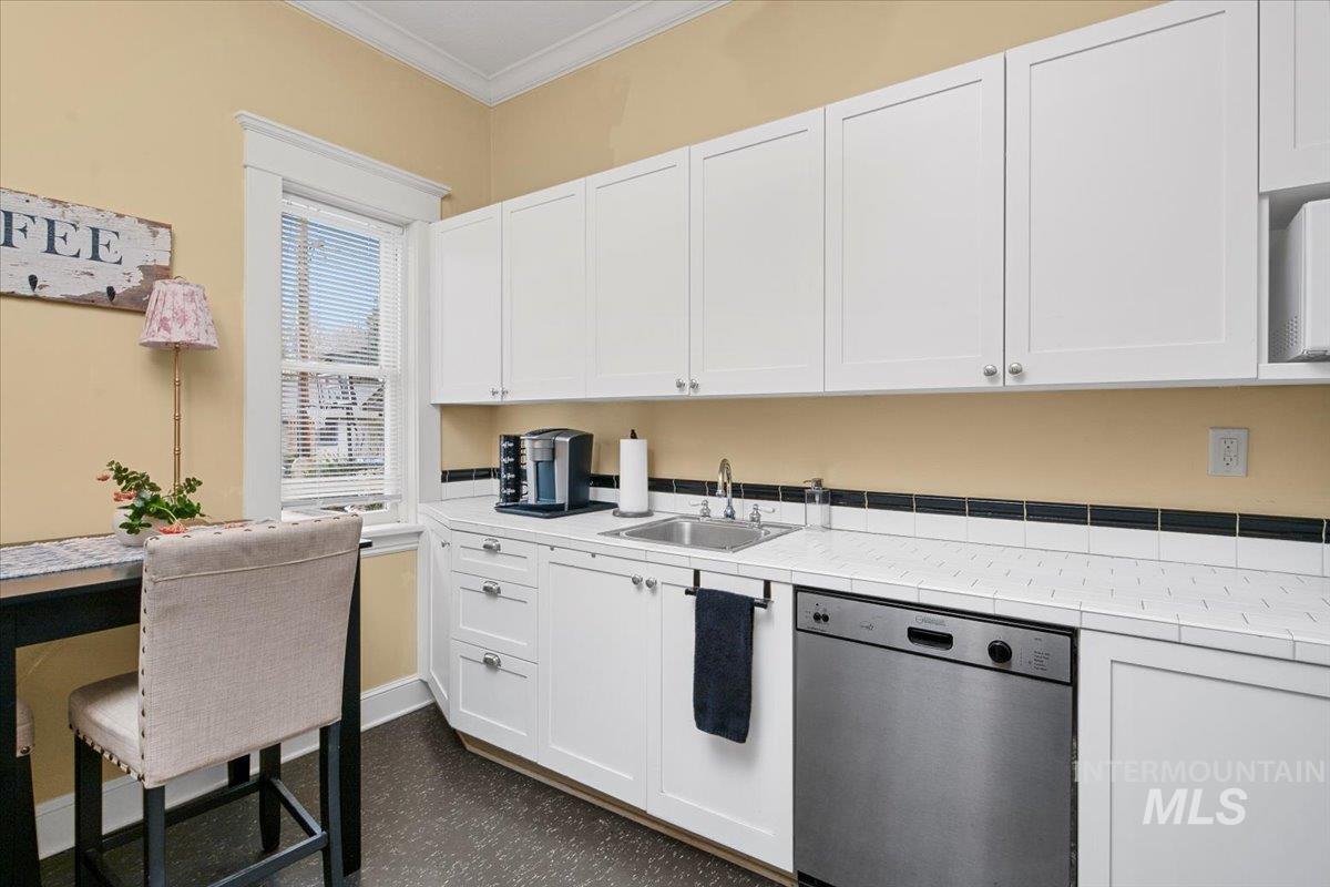 1010 W Hays St Property Photo 16