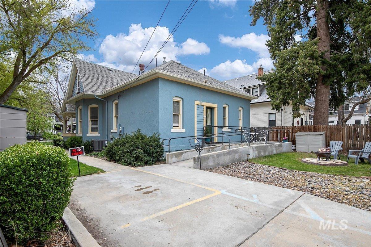 1010 W Hays St Property Photo 33