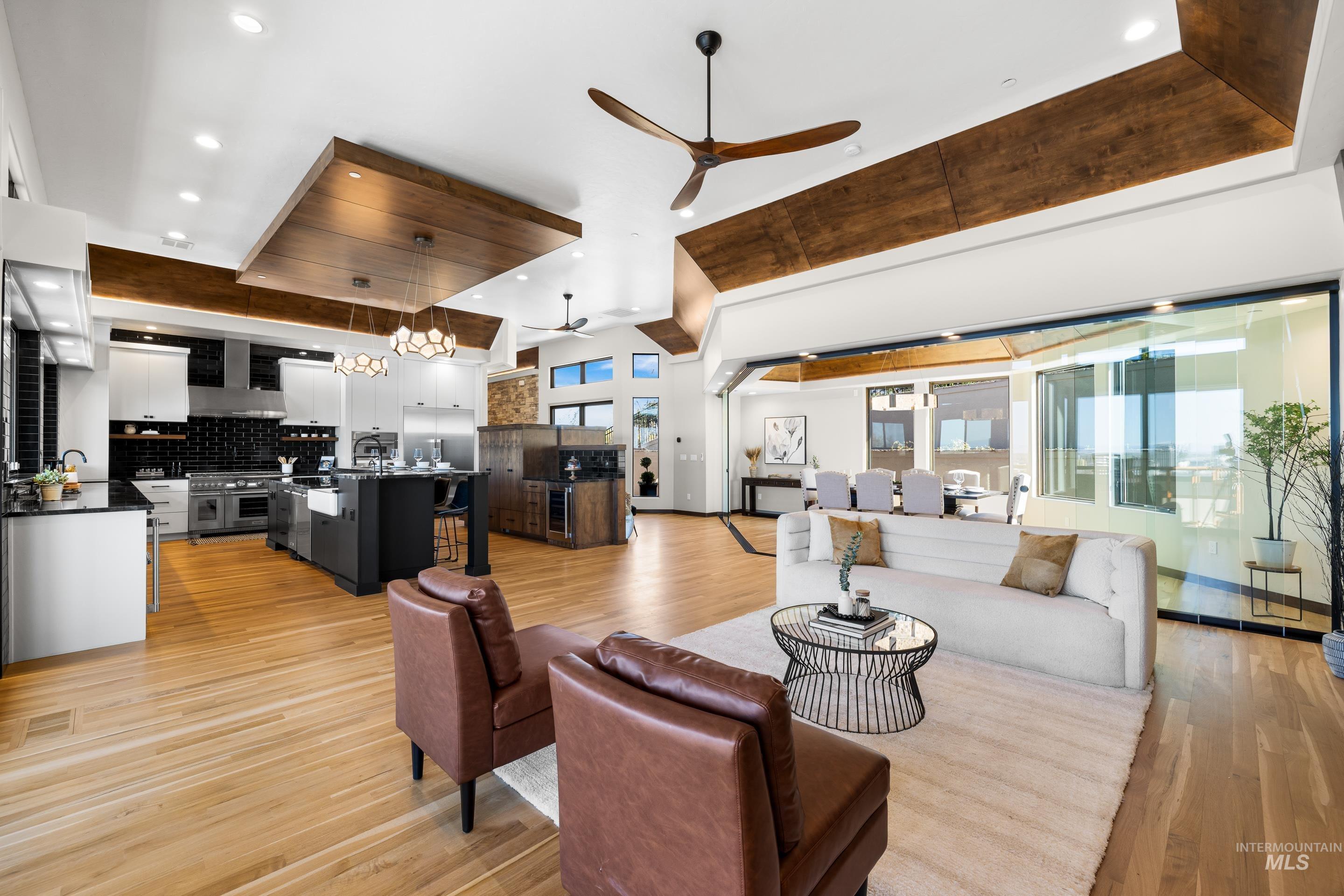 146 W Skylark Drive Property Photo 5