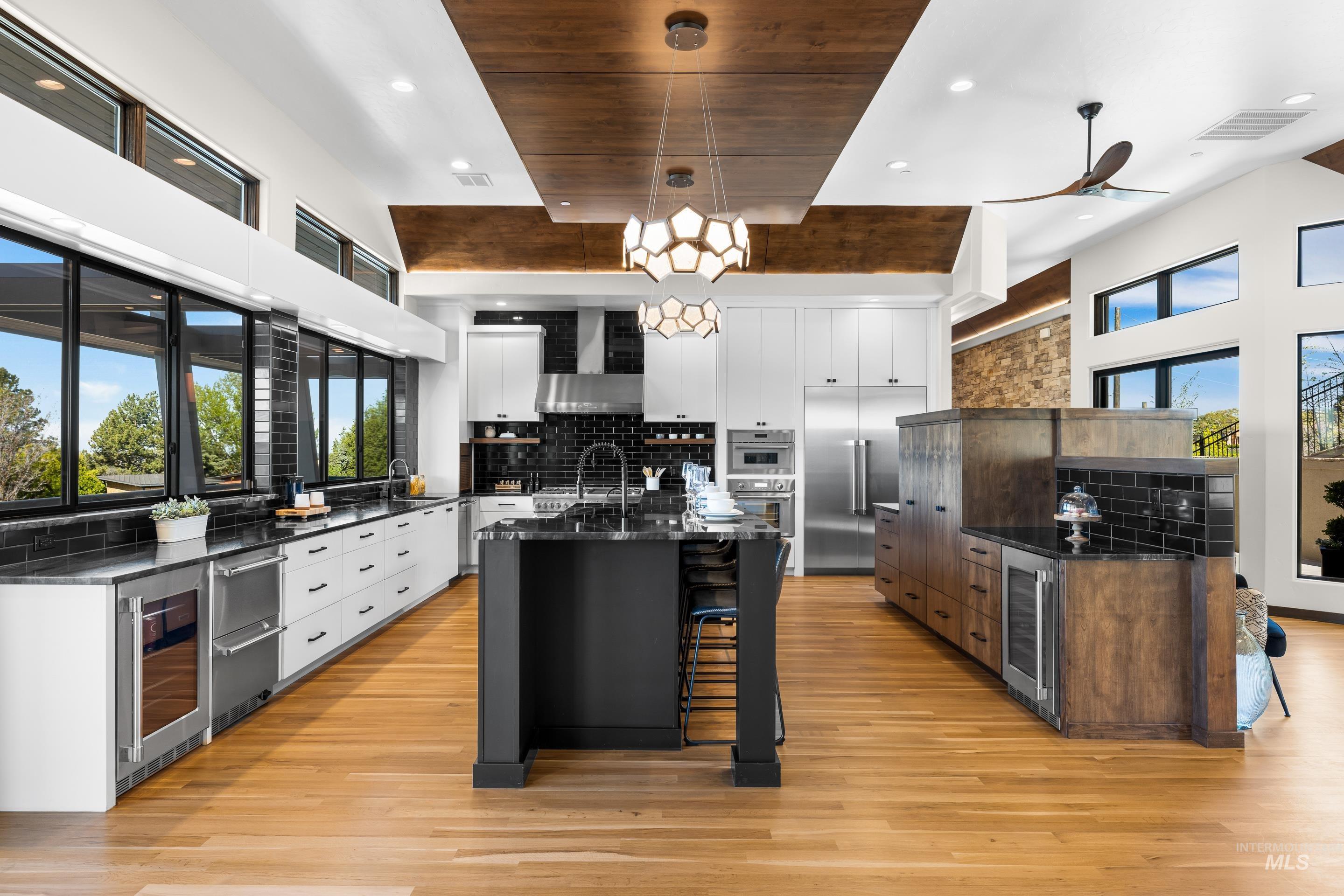 146 W Skylark Drive Property Photo 8