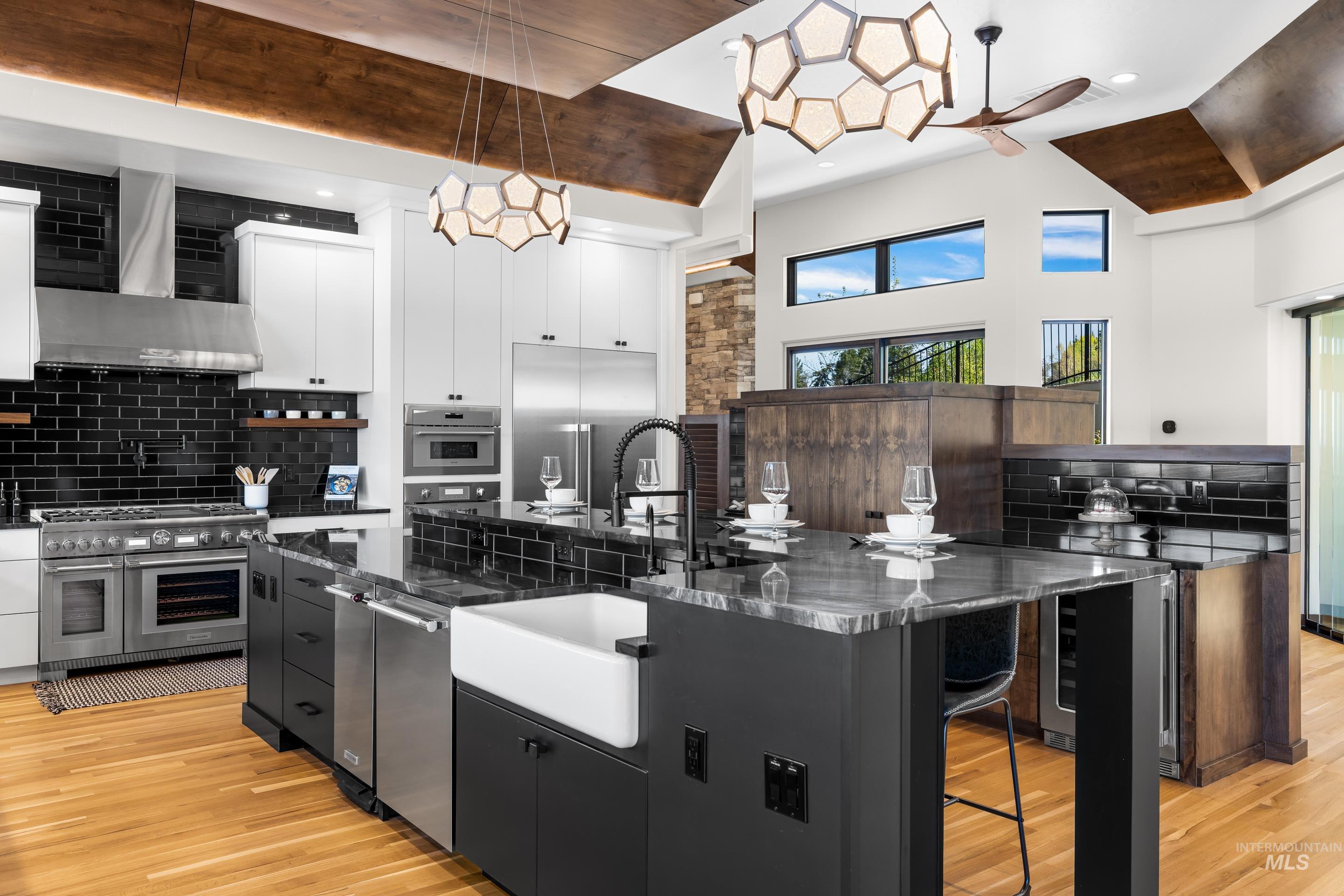 146 W Skylark Drive Property Photo 11