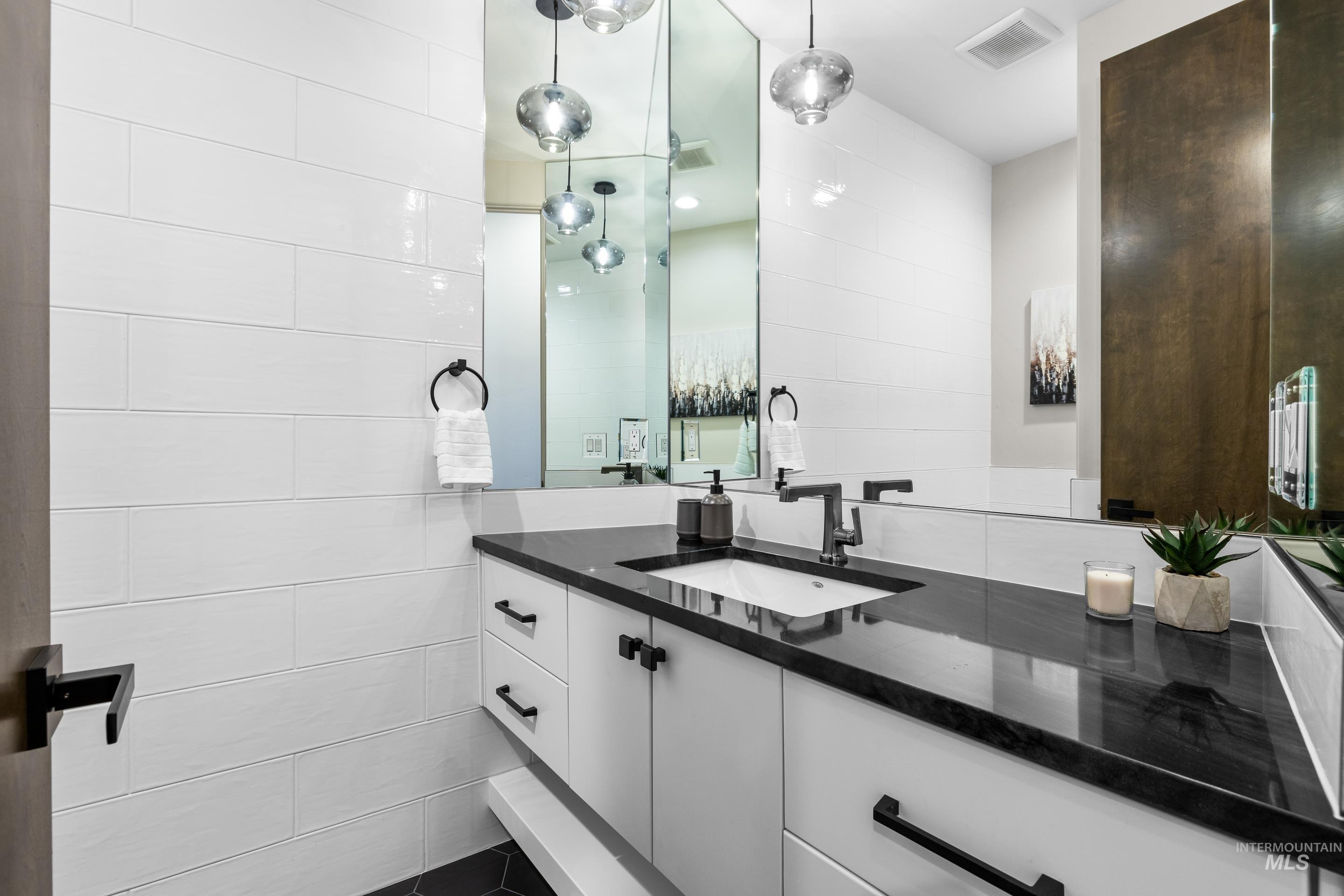 146 W Skylark Drive Property Photo 18