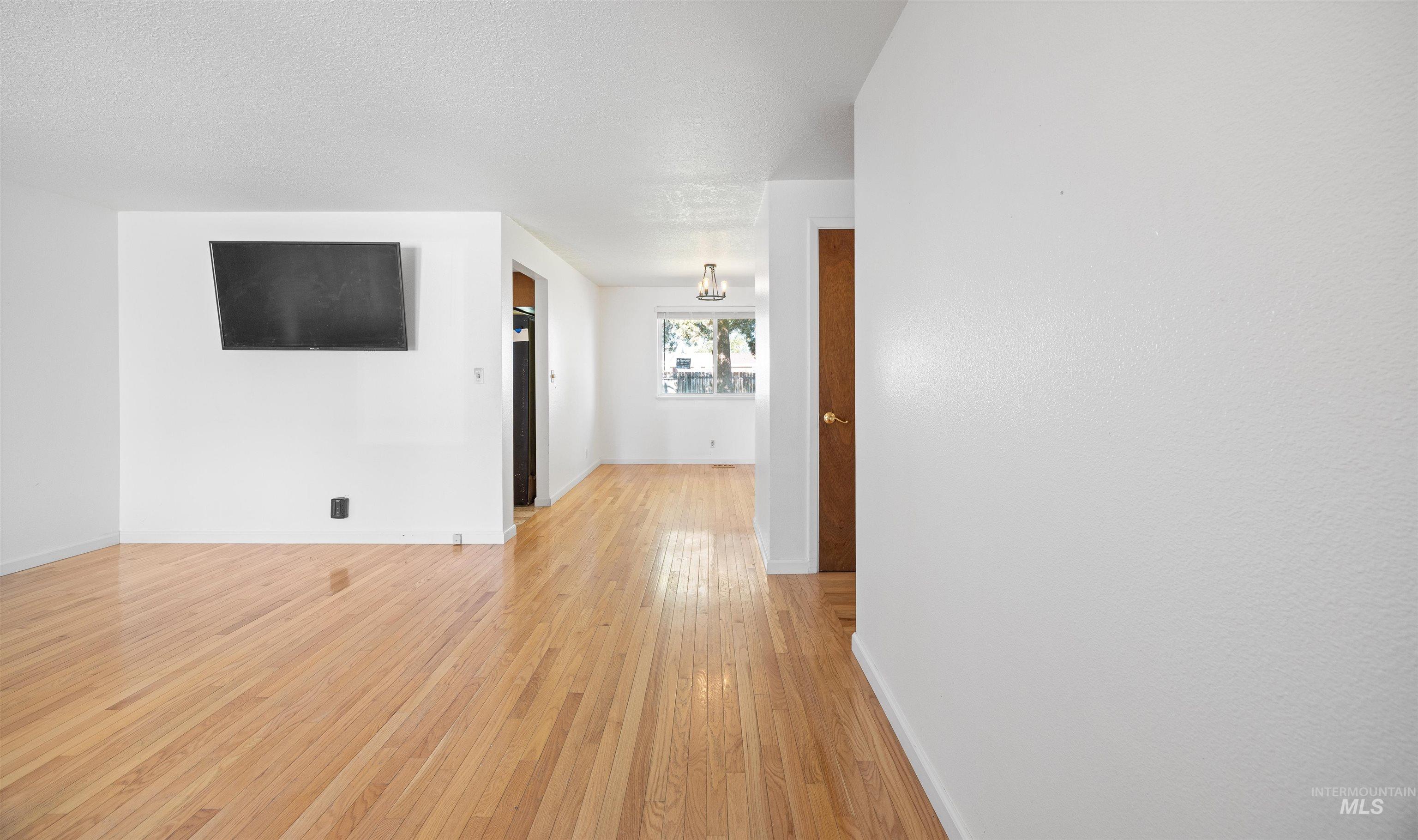 55 S Inverness Dr Property Photo 3