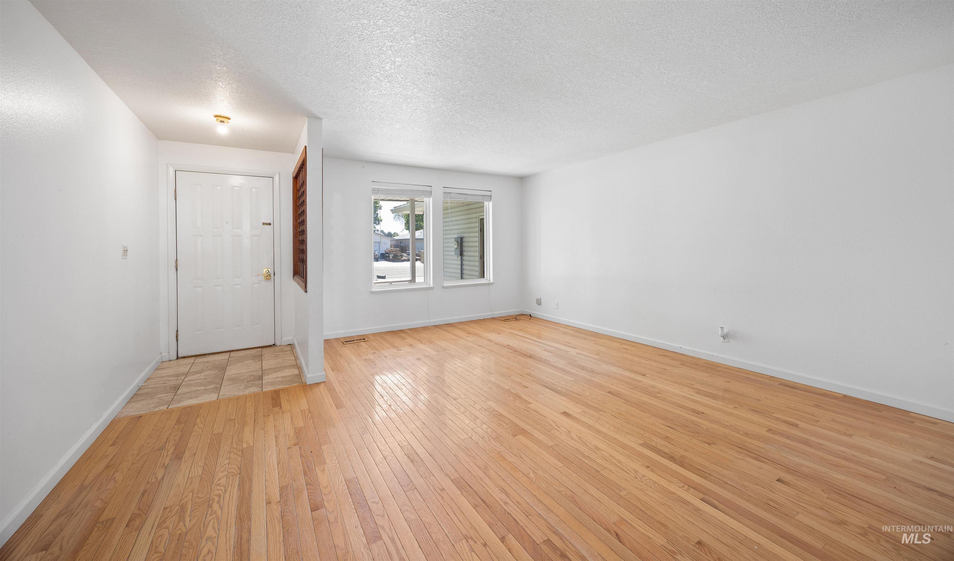 55 S Inverness Dr Property Photo 4