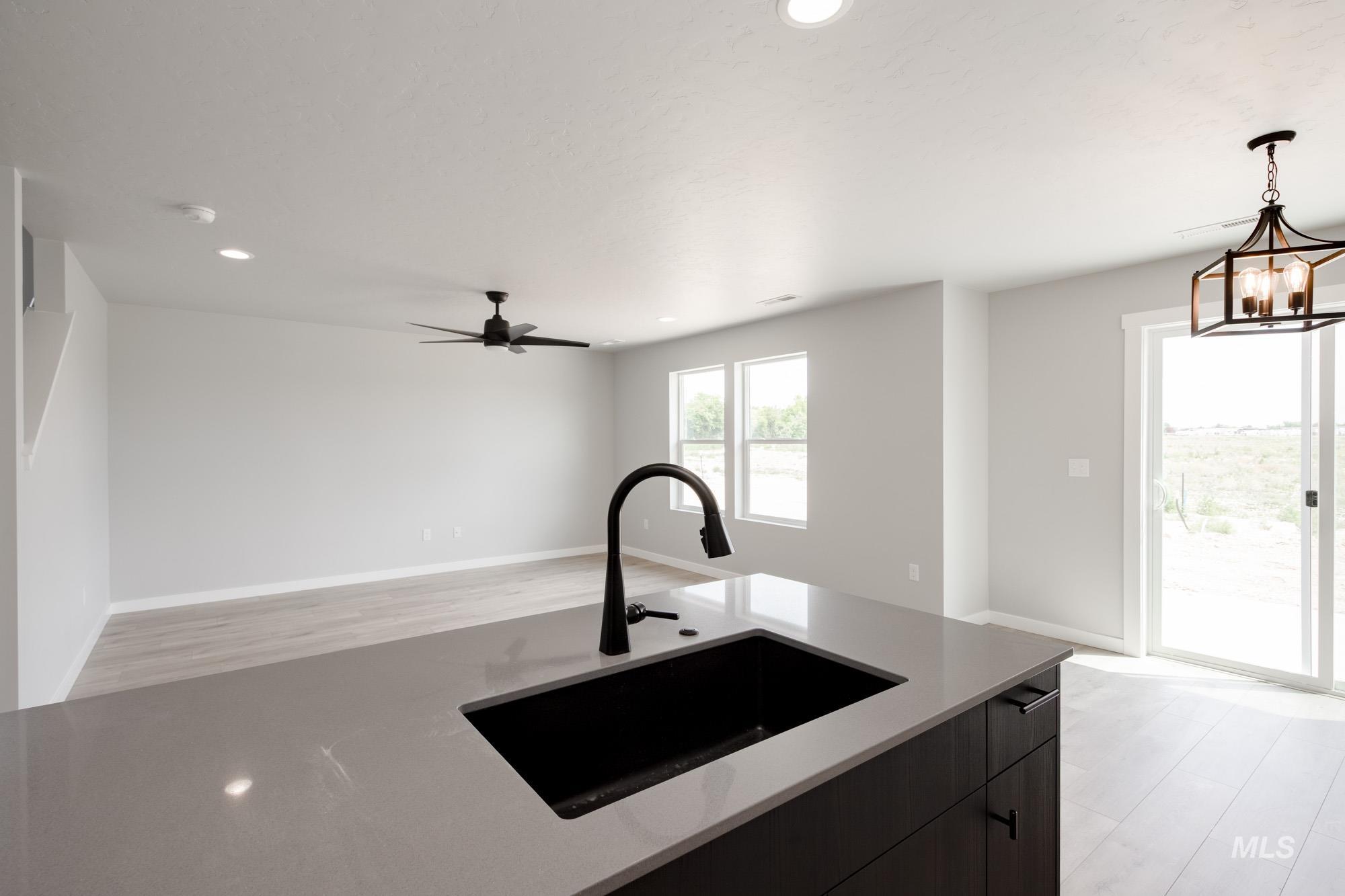 1500 N Coltsfoot Ave Property Photo 4