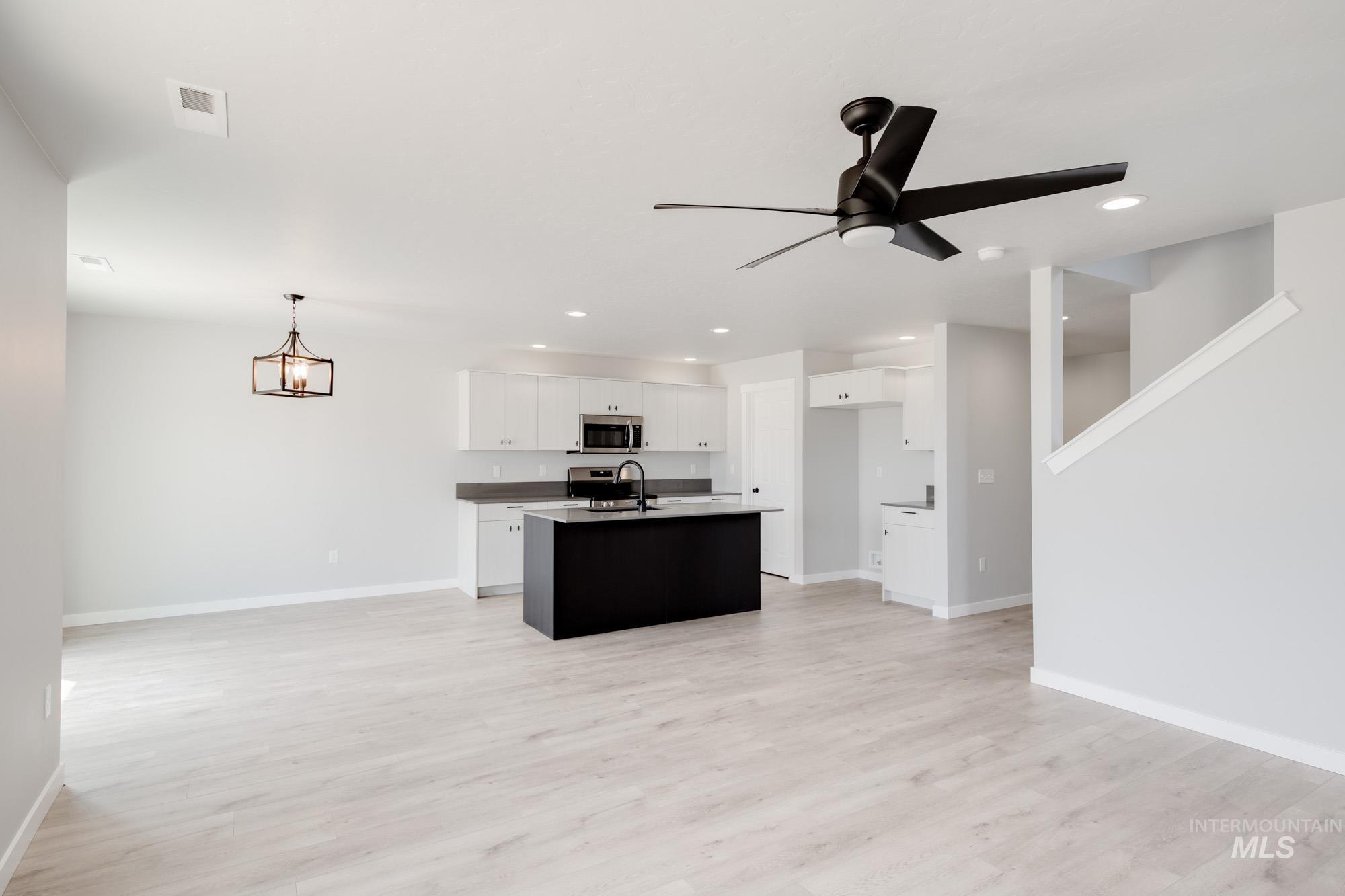 1500 N Coltsfoot Ave Property Photo 8