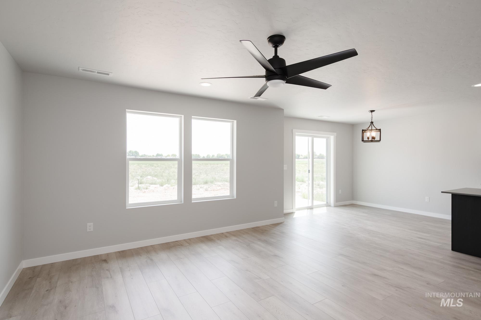 1500 N Coltsfoot Ave Property Photo 9