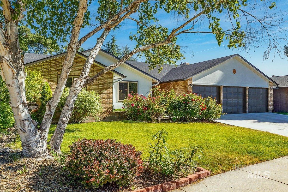 107 S Oakhurst Way Property Photo 1