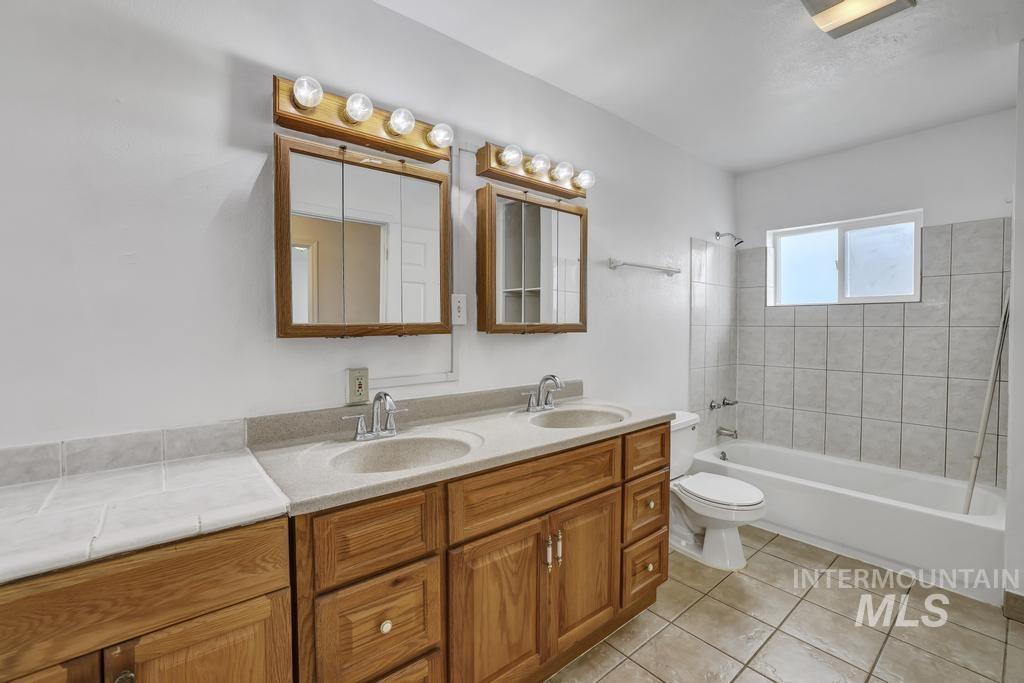 884 Sparks Street Property Photo 14