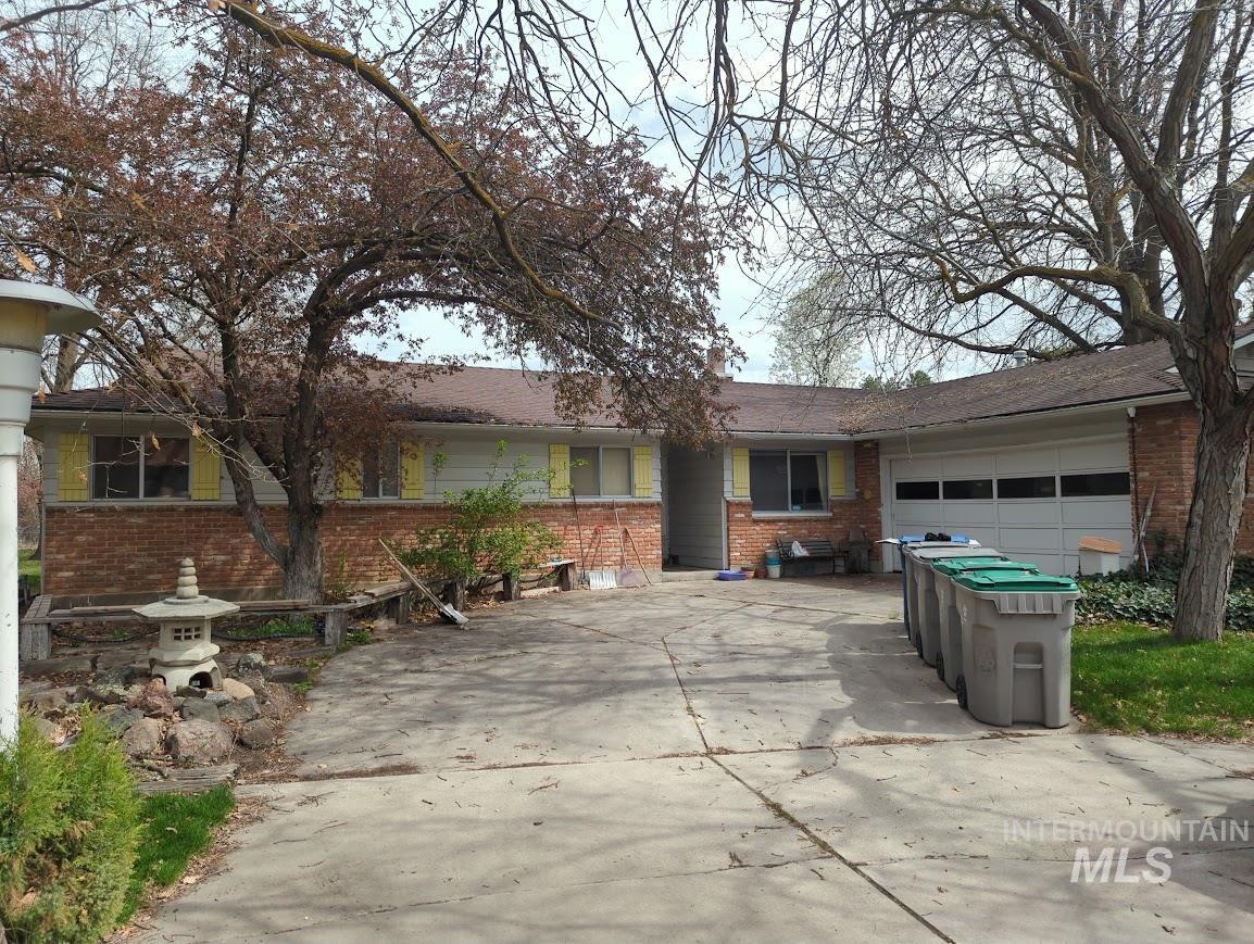 5770 N Cloverdale Rd Property Photo