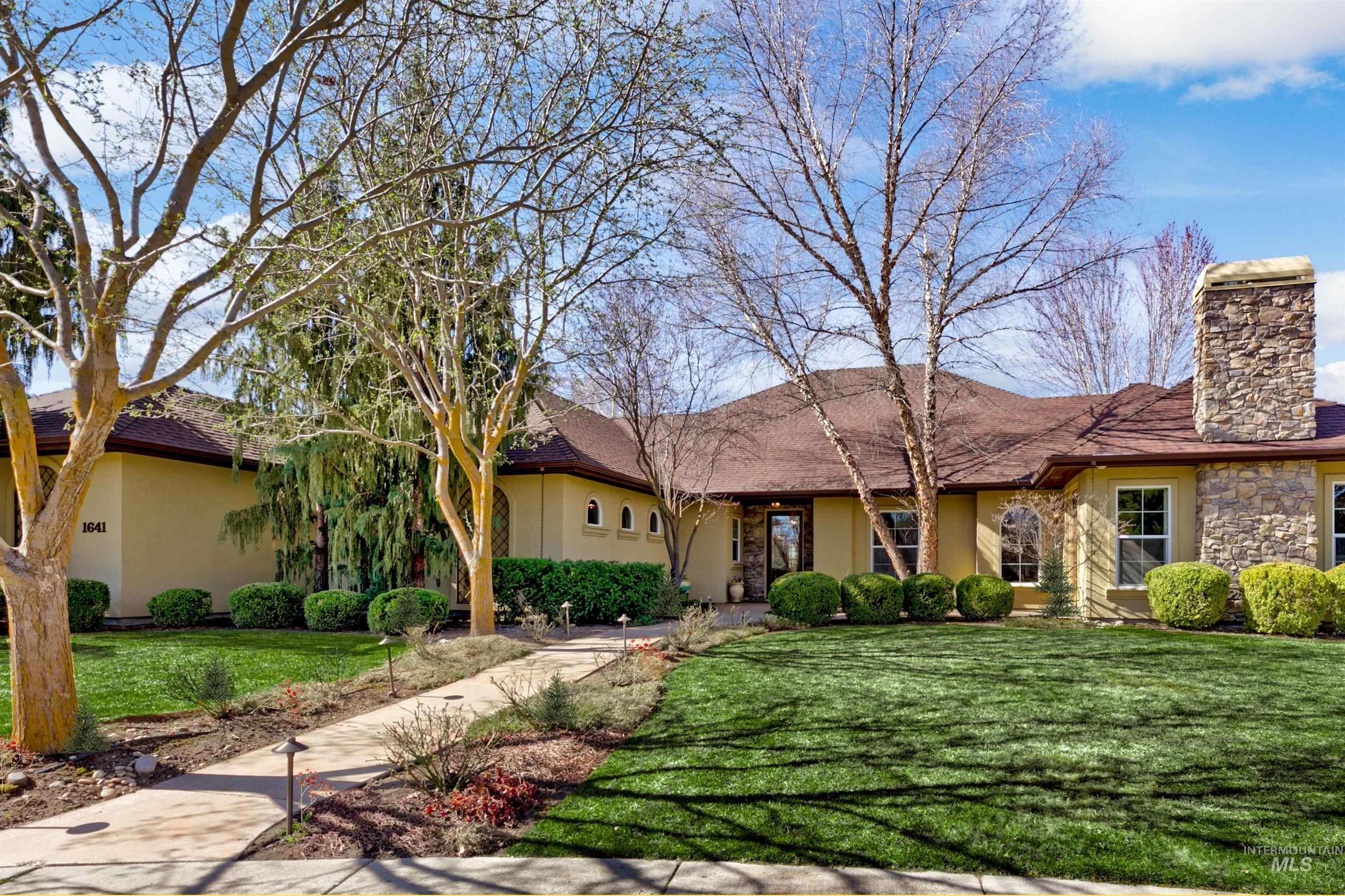 1641 N Kenwood Place Property Photo