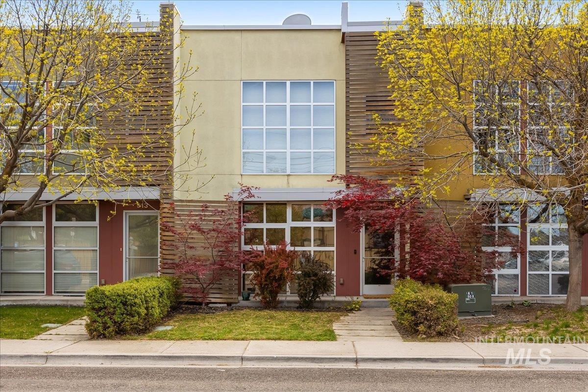 925 W Iowa St Property Photo