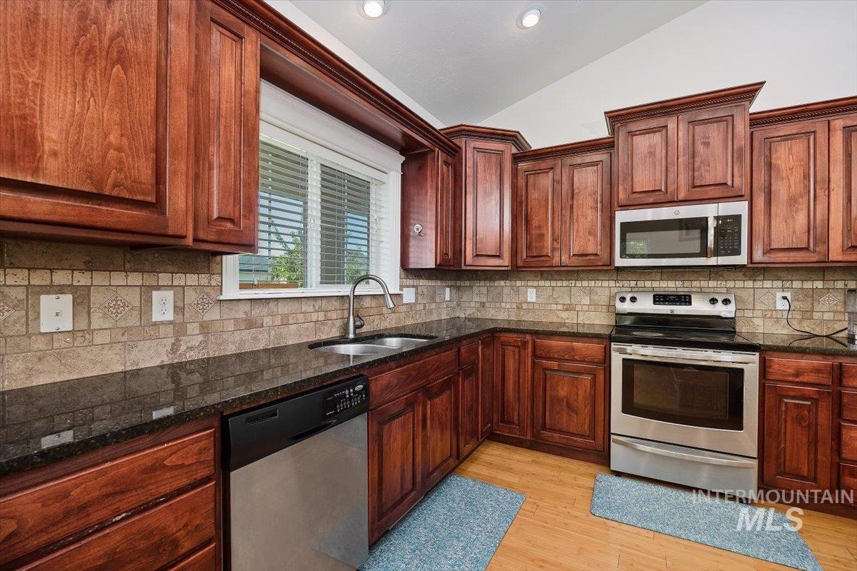 1446 Riverbend Pl Property Photo 8