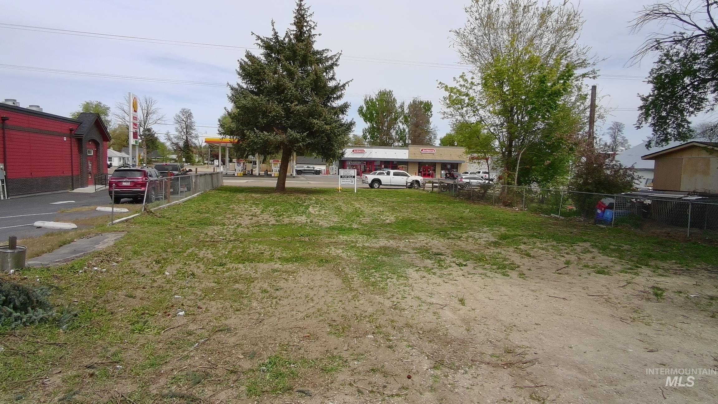 8 E Main St Property Photo 3