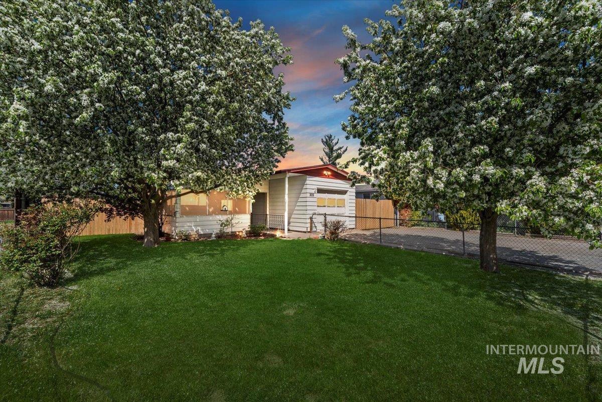 205 Erickson Ave Property Photo