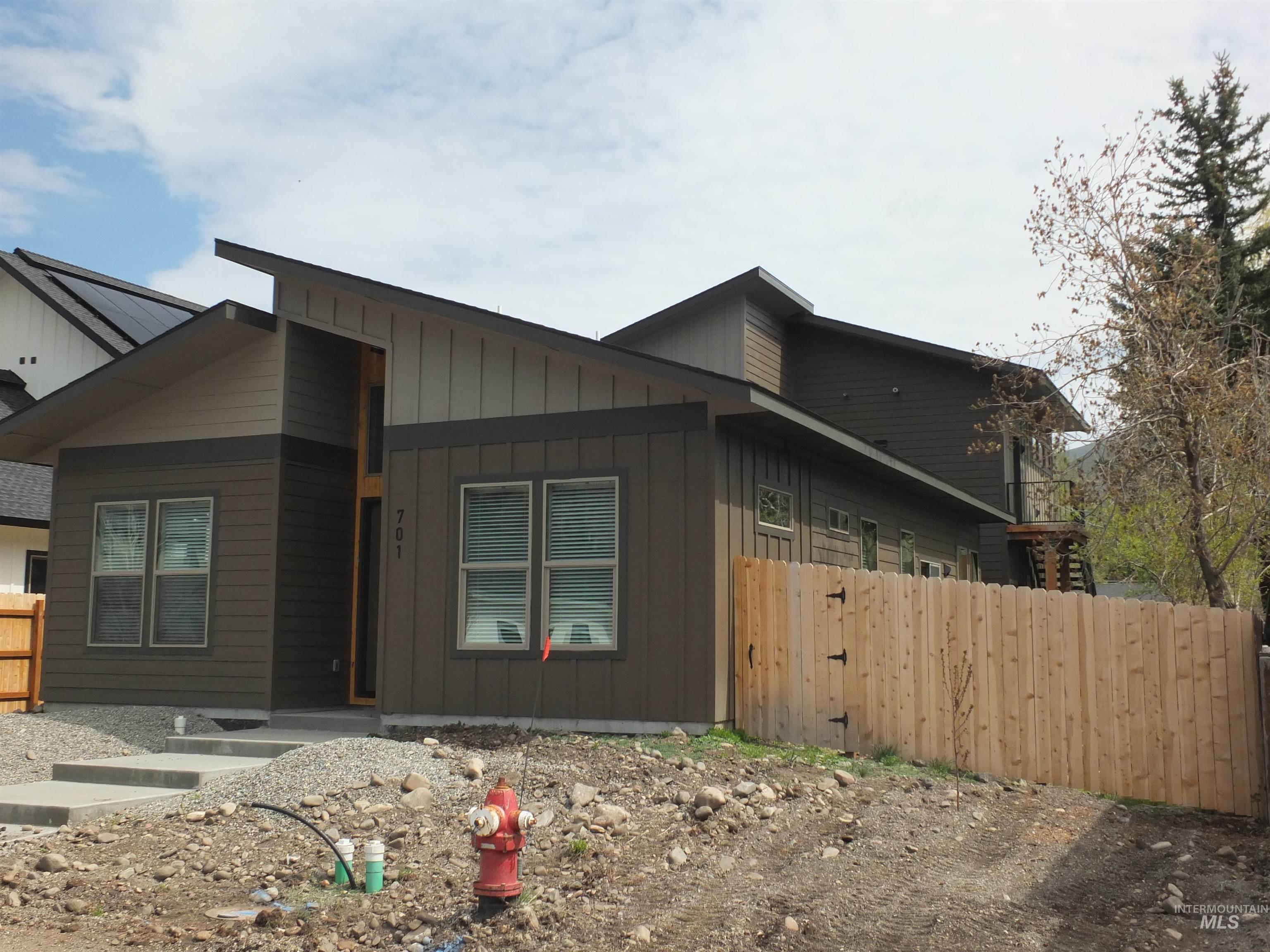 701 N 2nd Ave Property Photo 1