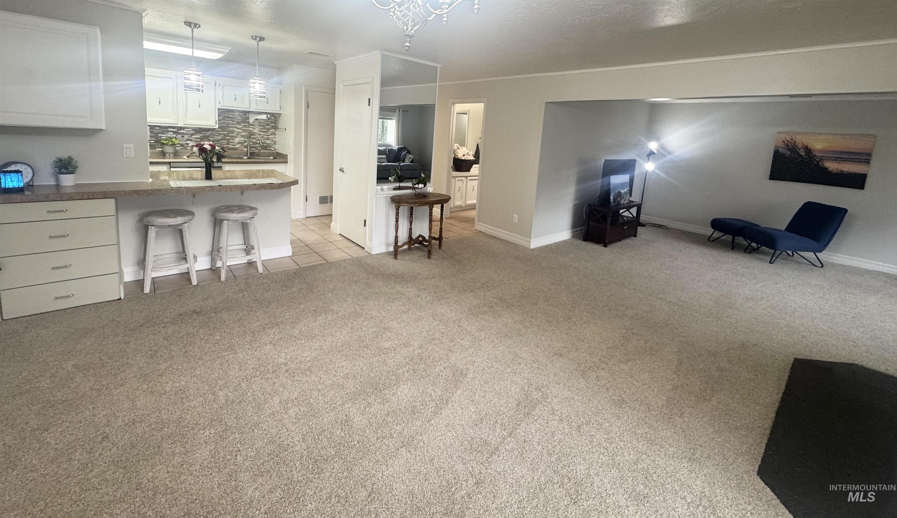 1095 N Camelot Dr Property Photo 4