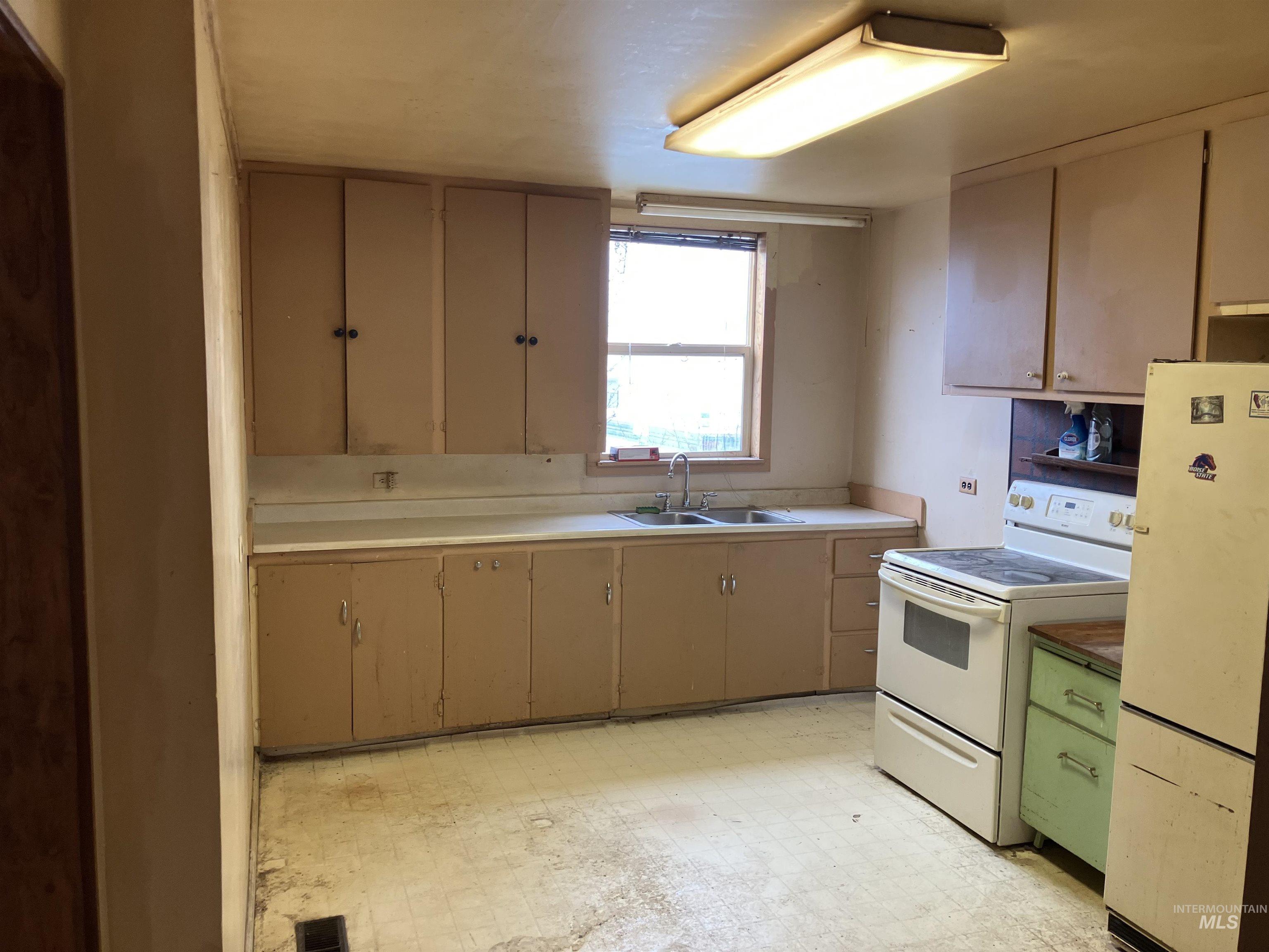 20495 Main St Property Photo 6