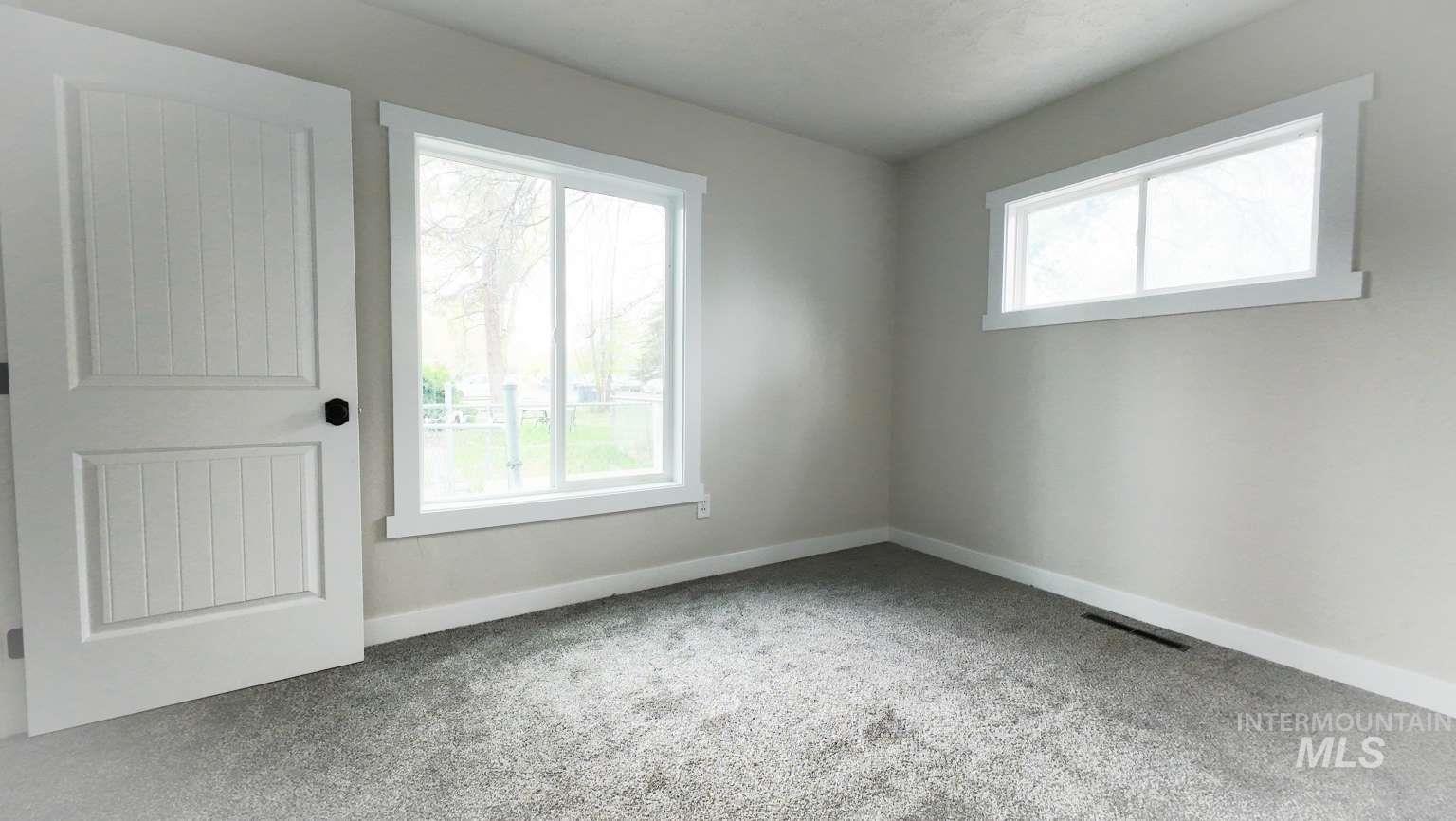 482 Van Buren St Property Photo 7