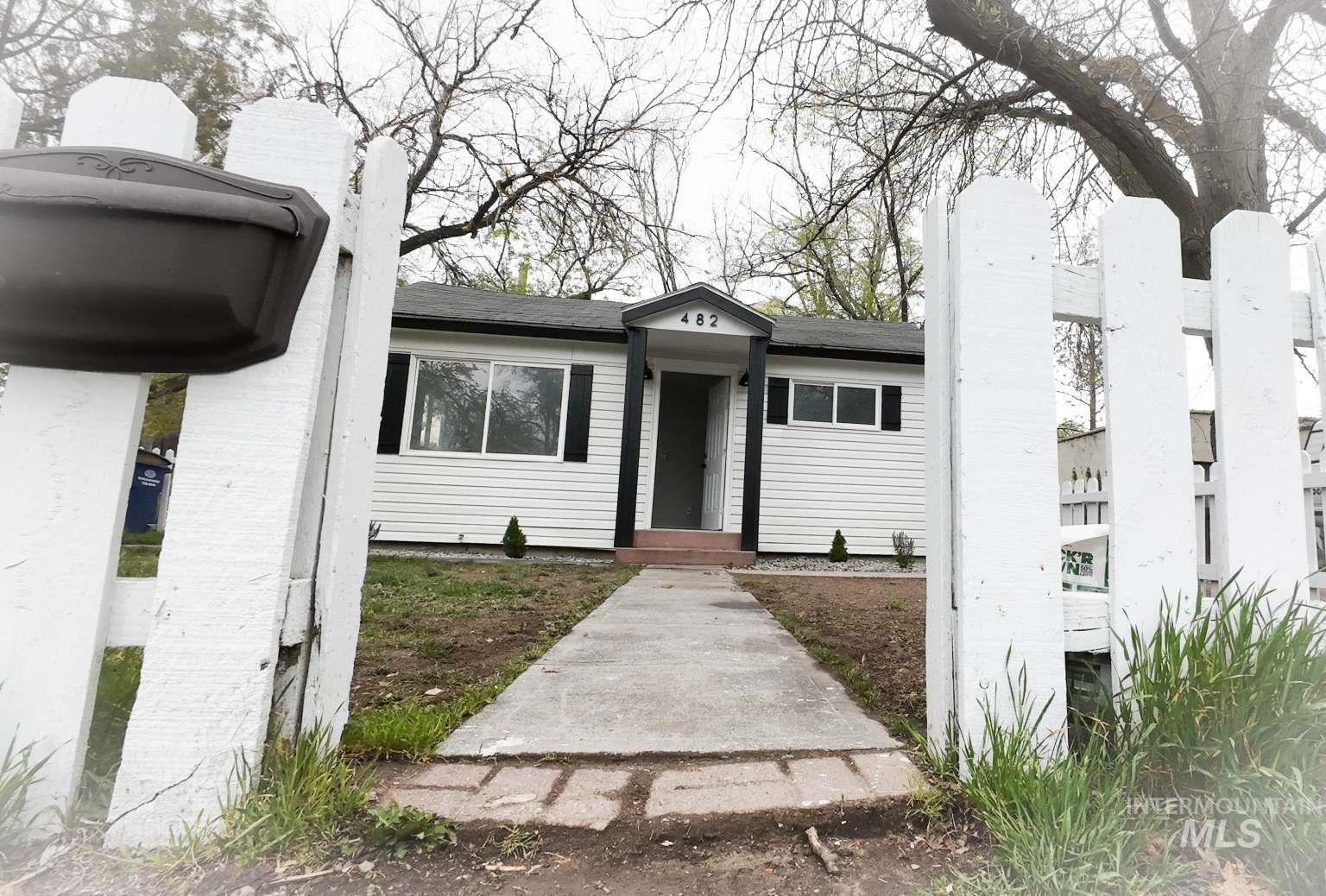 482 Van Buren St Property Photo 11