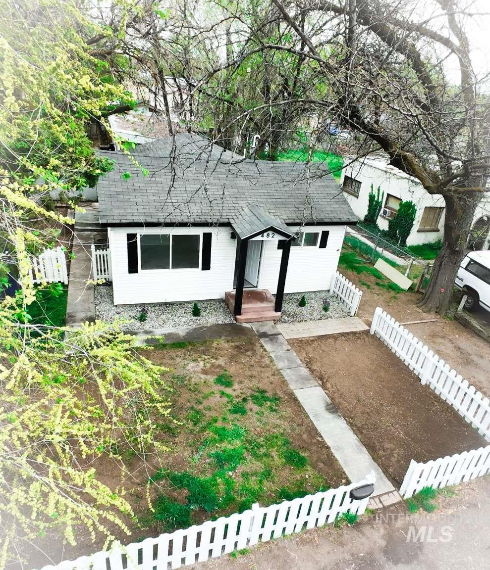 482 Van Buren St Property Photo 13