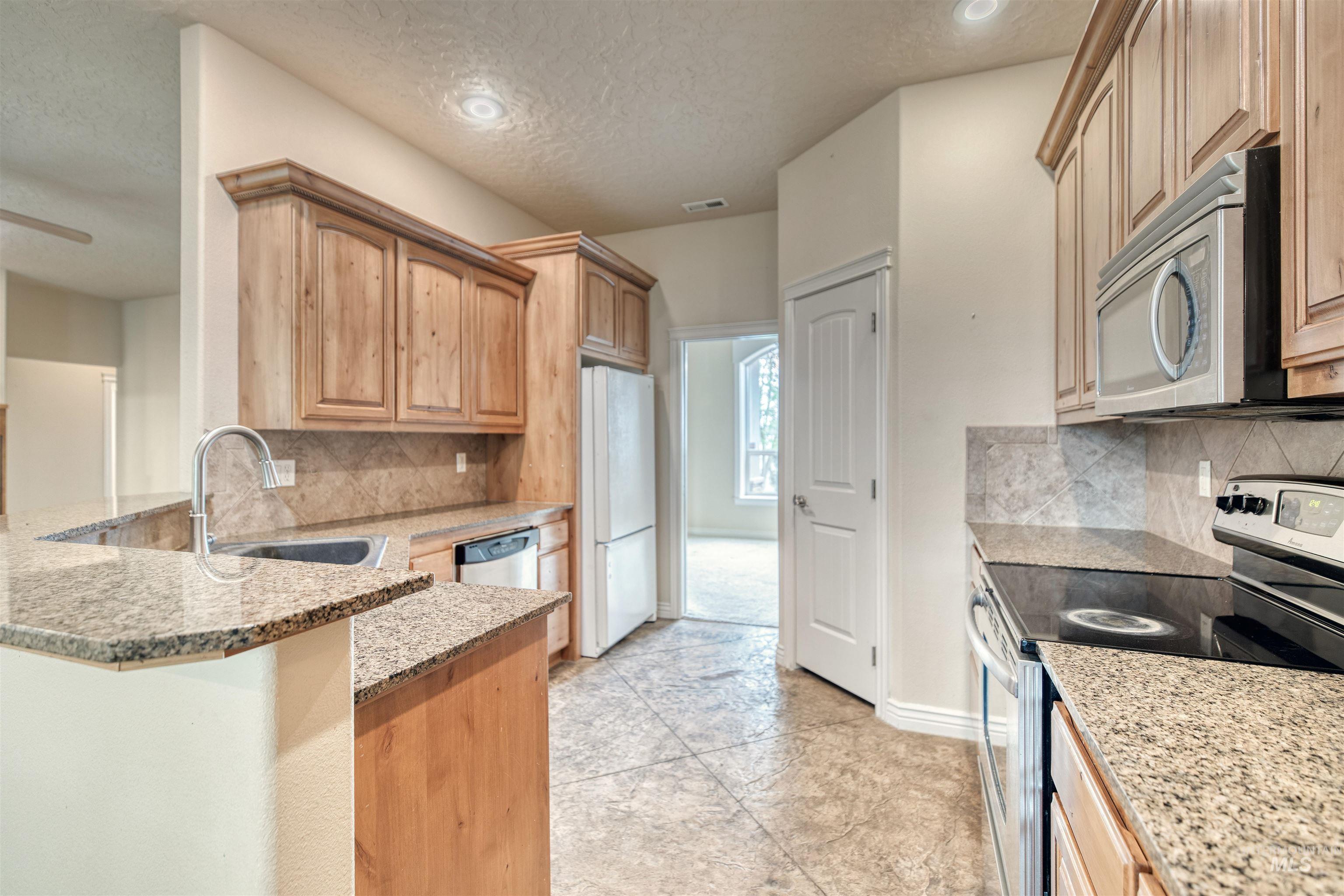 27607 Petolla Road Property Photo 10