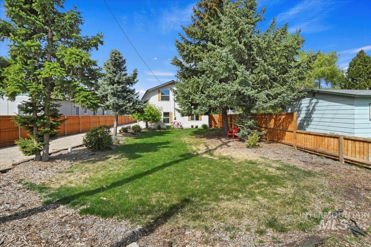 525 N Linder Avenue Property Photo 1