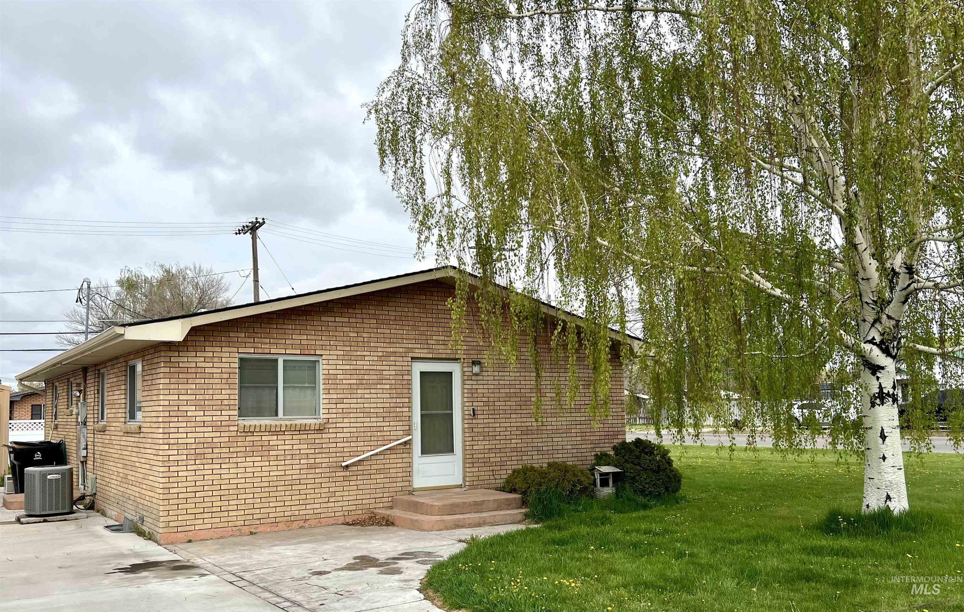 2700 Almo Ave Property Photo