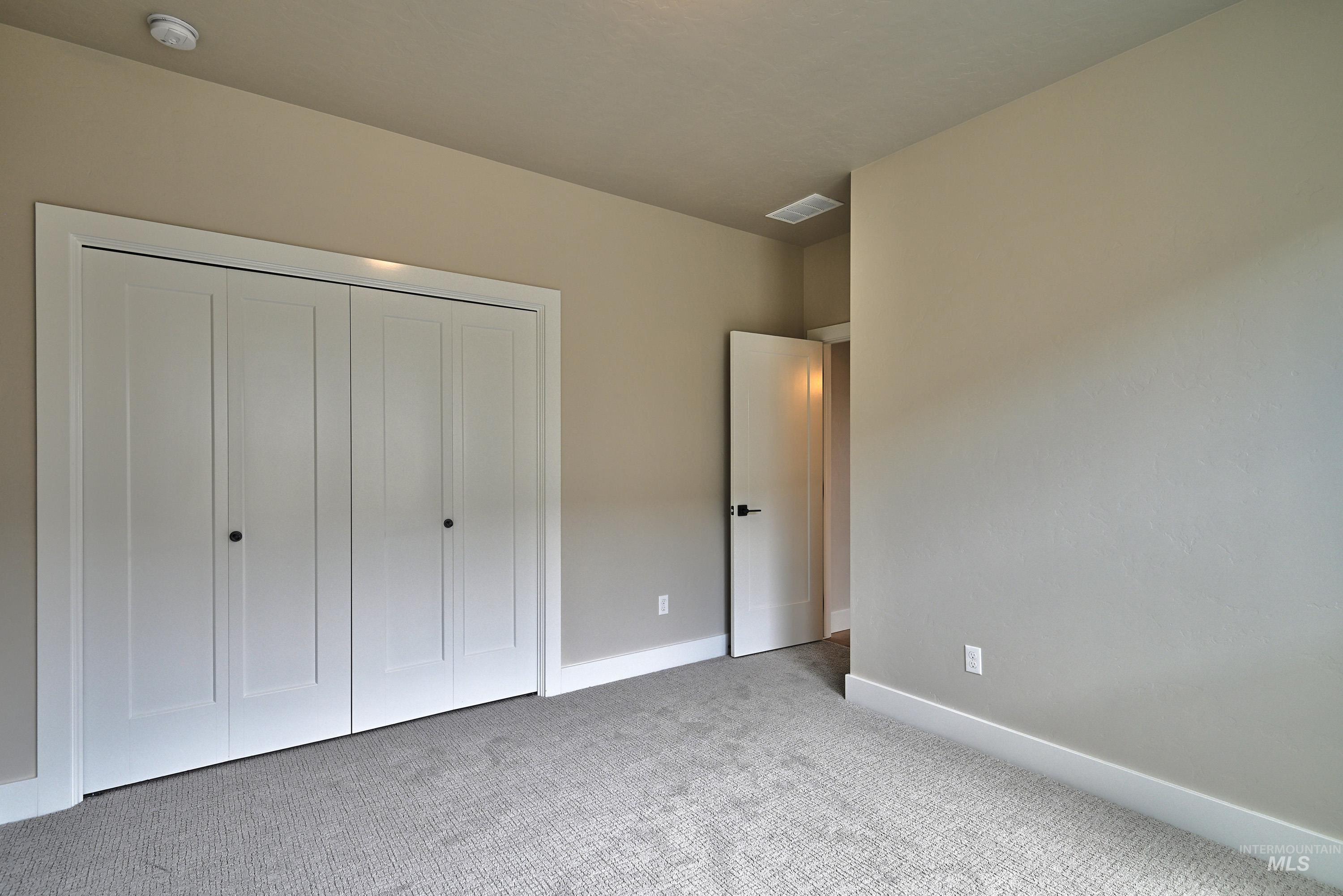 593 W Cedarburg Dr Property Photo 9