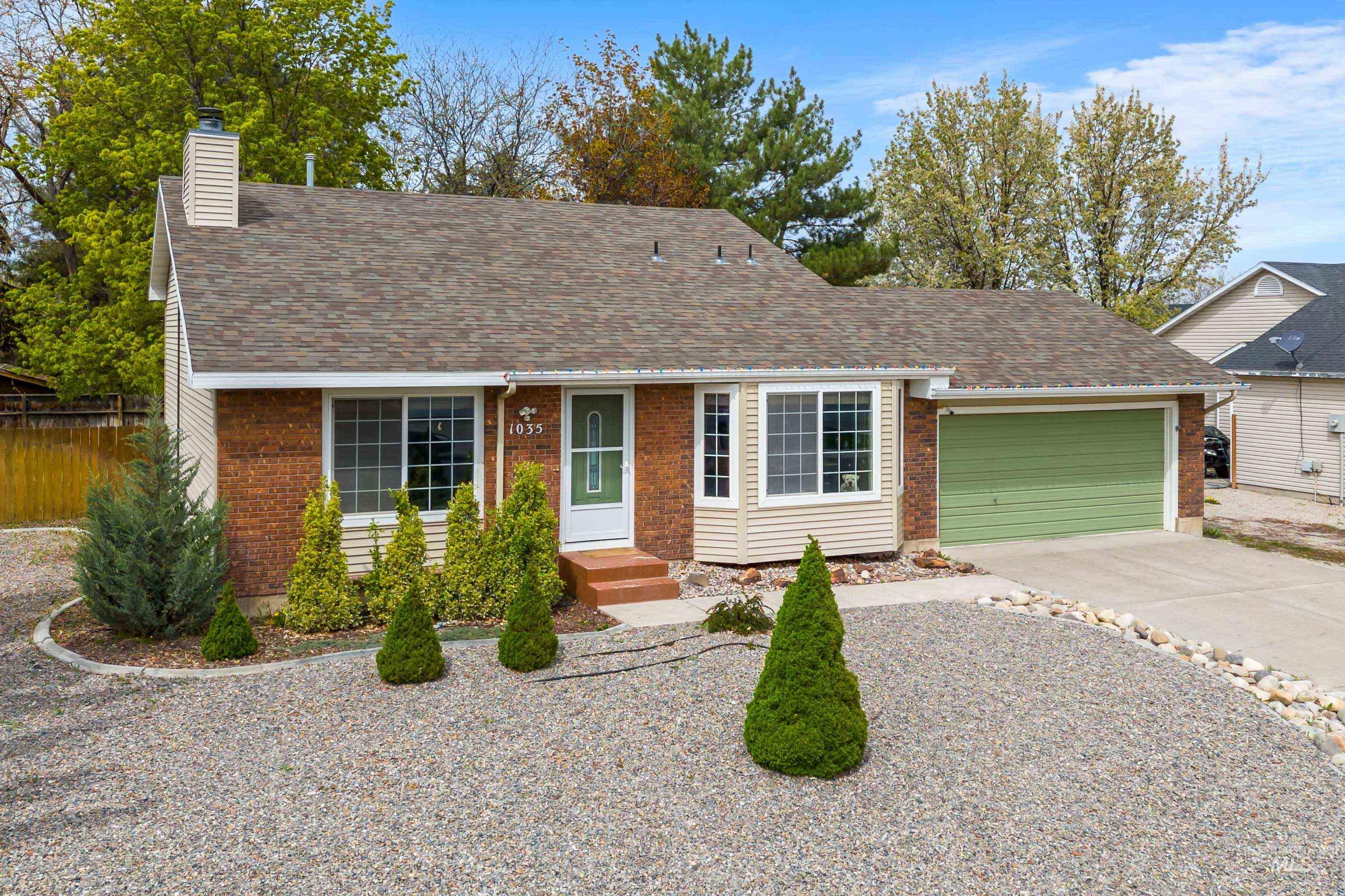 1035 Sawtooth Blvd Property Photo 1