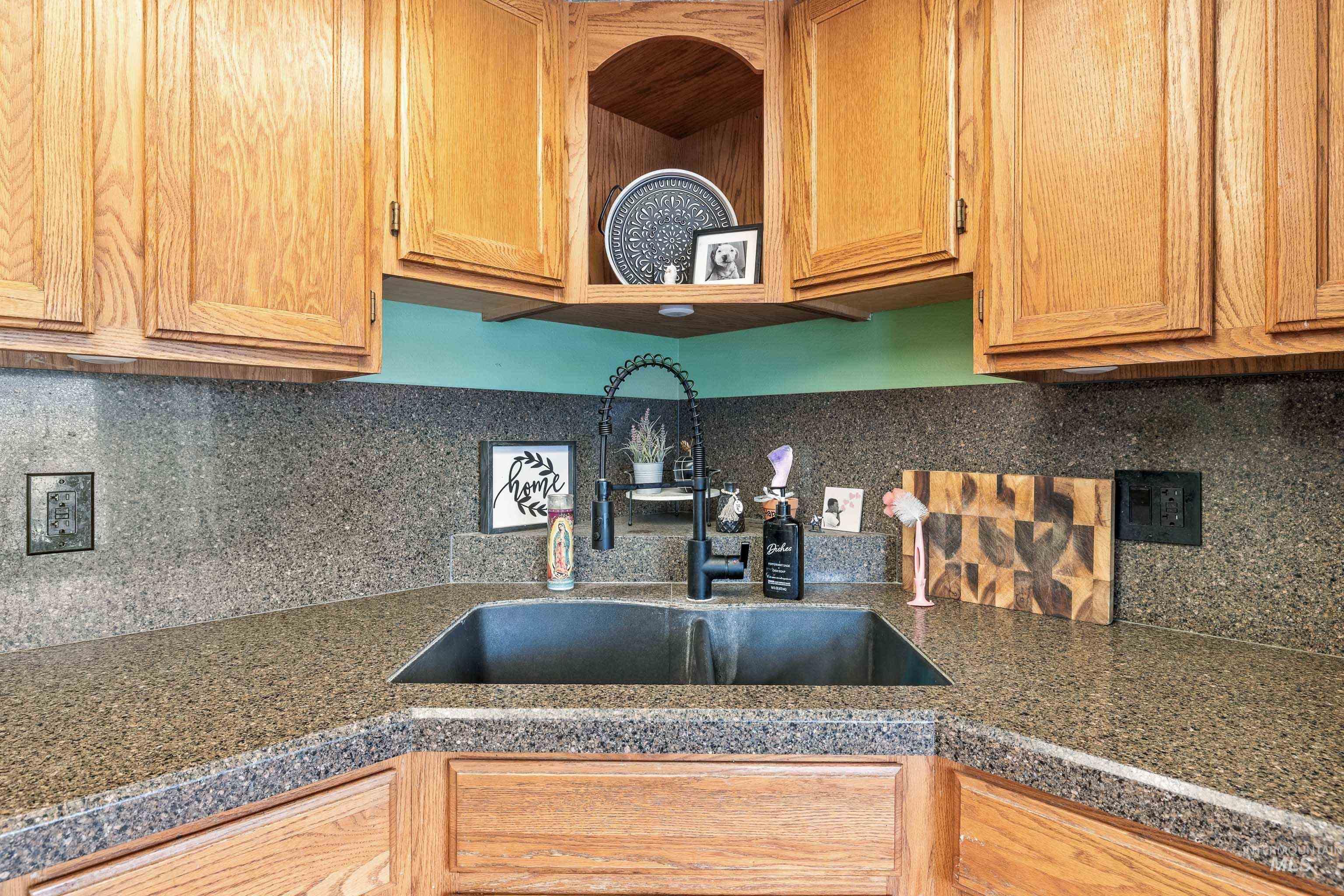 1035 Sawtooth Blvd Property Photo 9