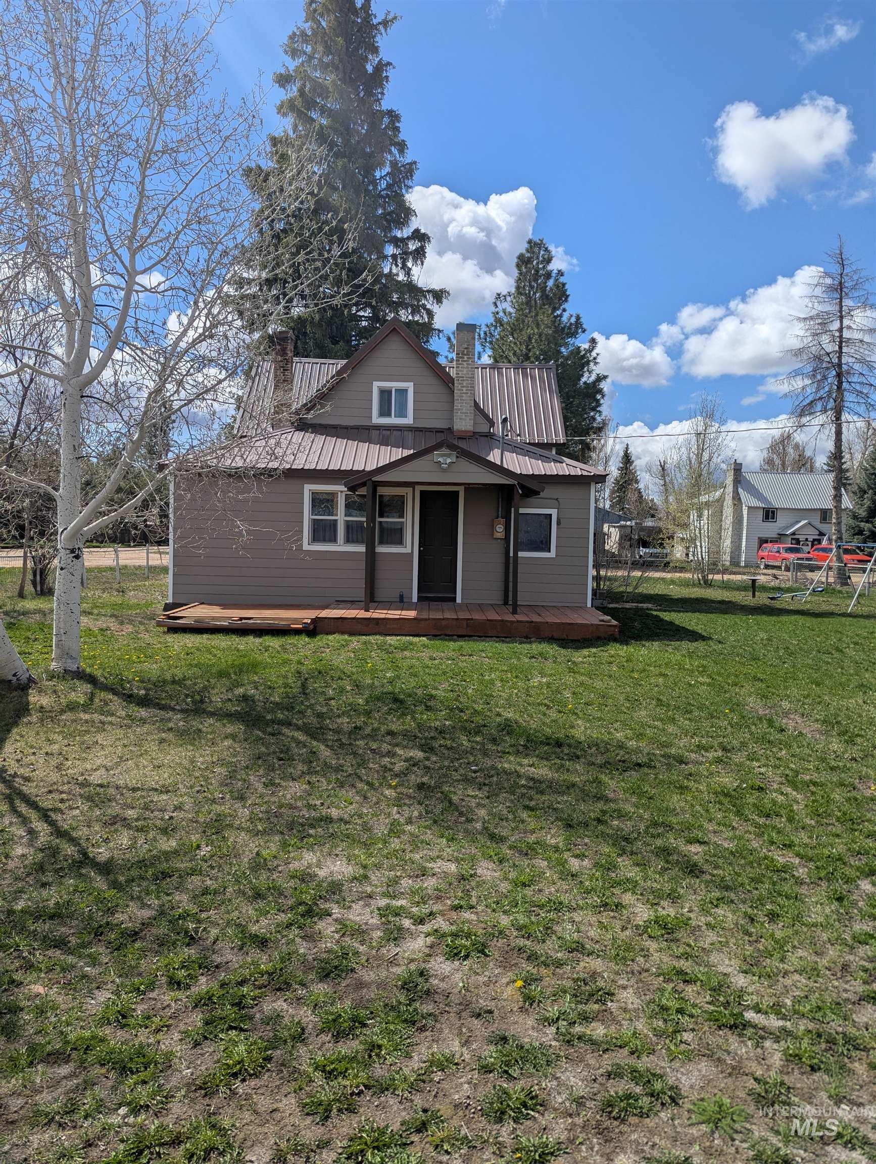 231 Willow Ave E Property Photo